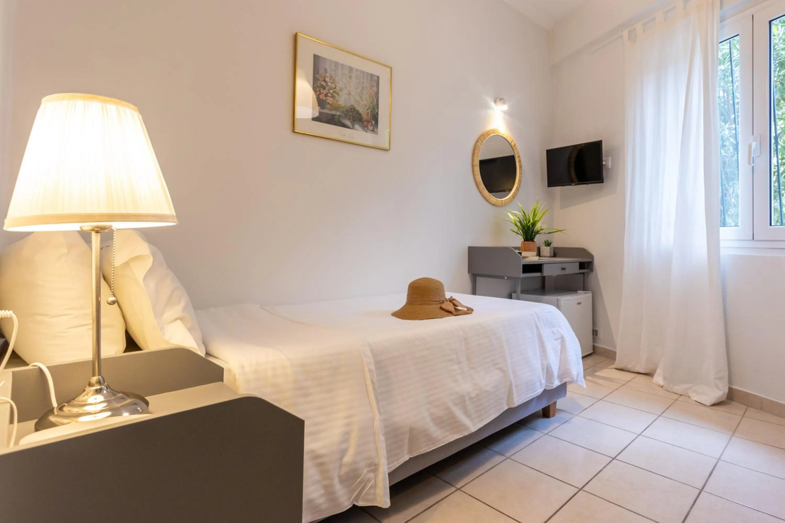 Bedroom, Bed in Hotel Bretagne