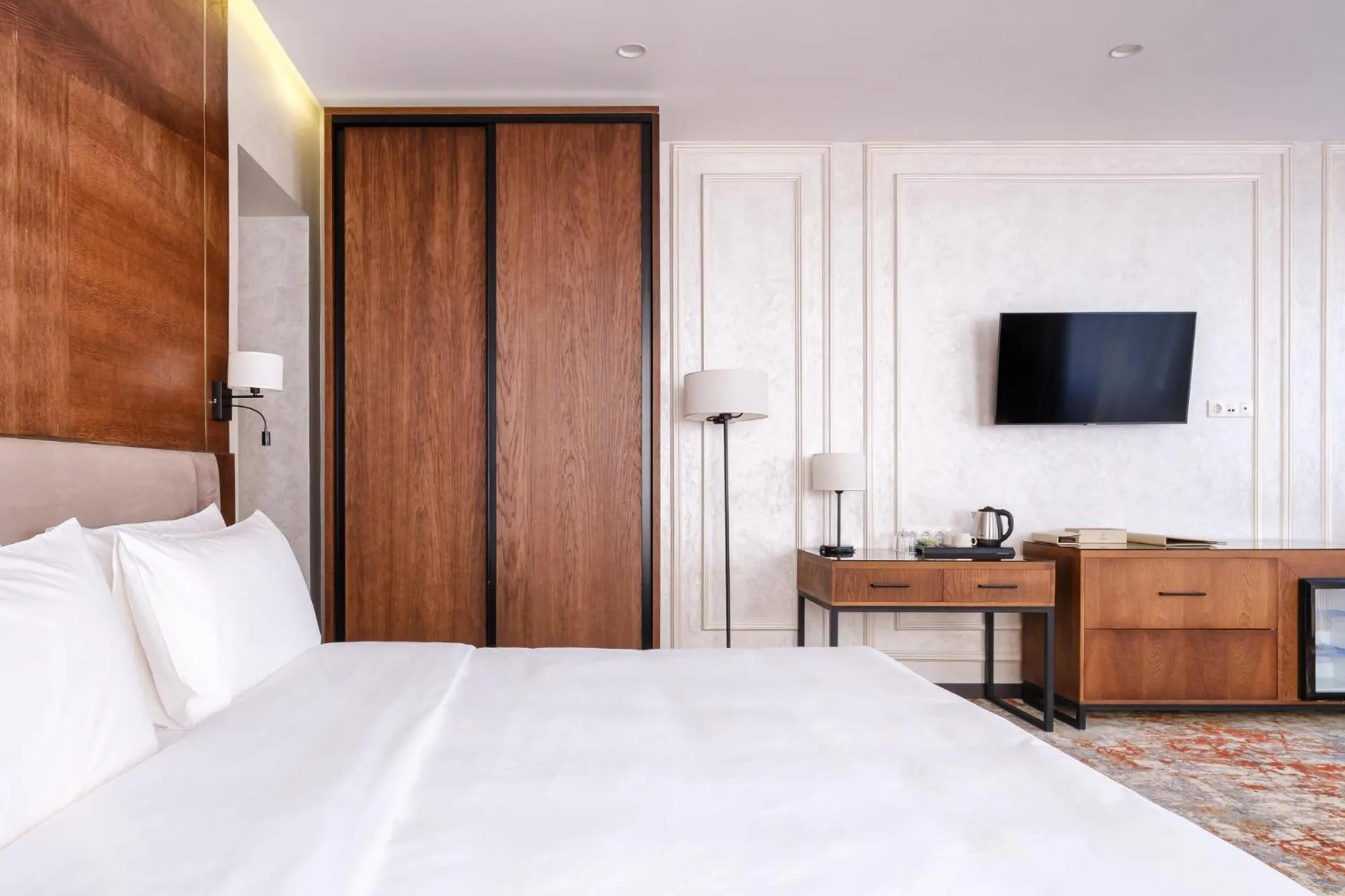 Photo of the whole room, Bed in Grand Mildom Hotel