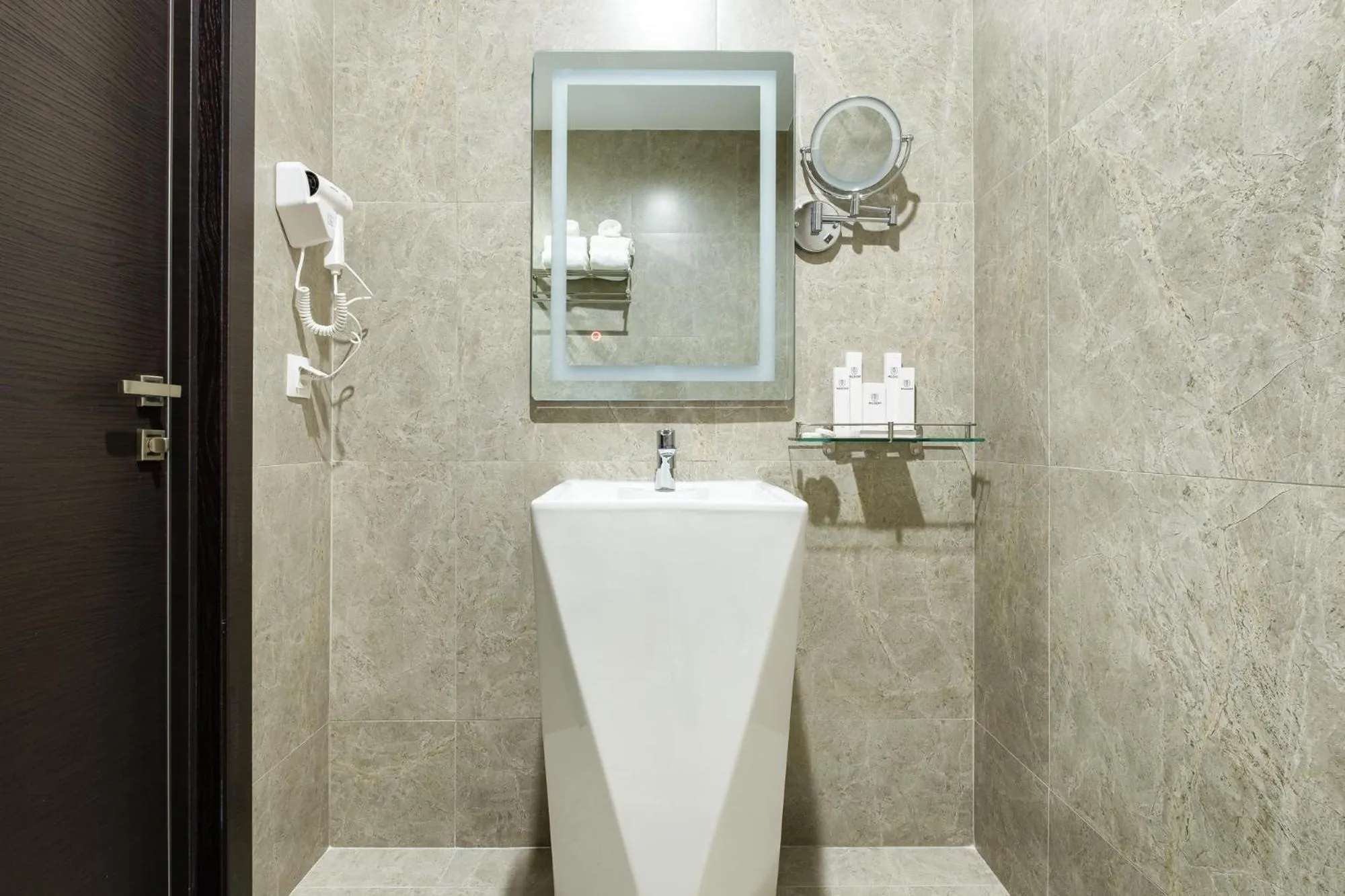 Shower in Grand Mildom Hotel