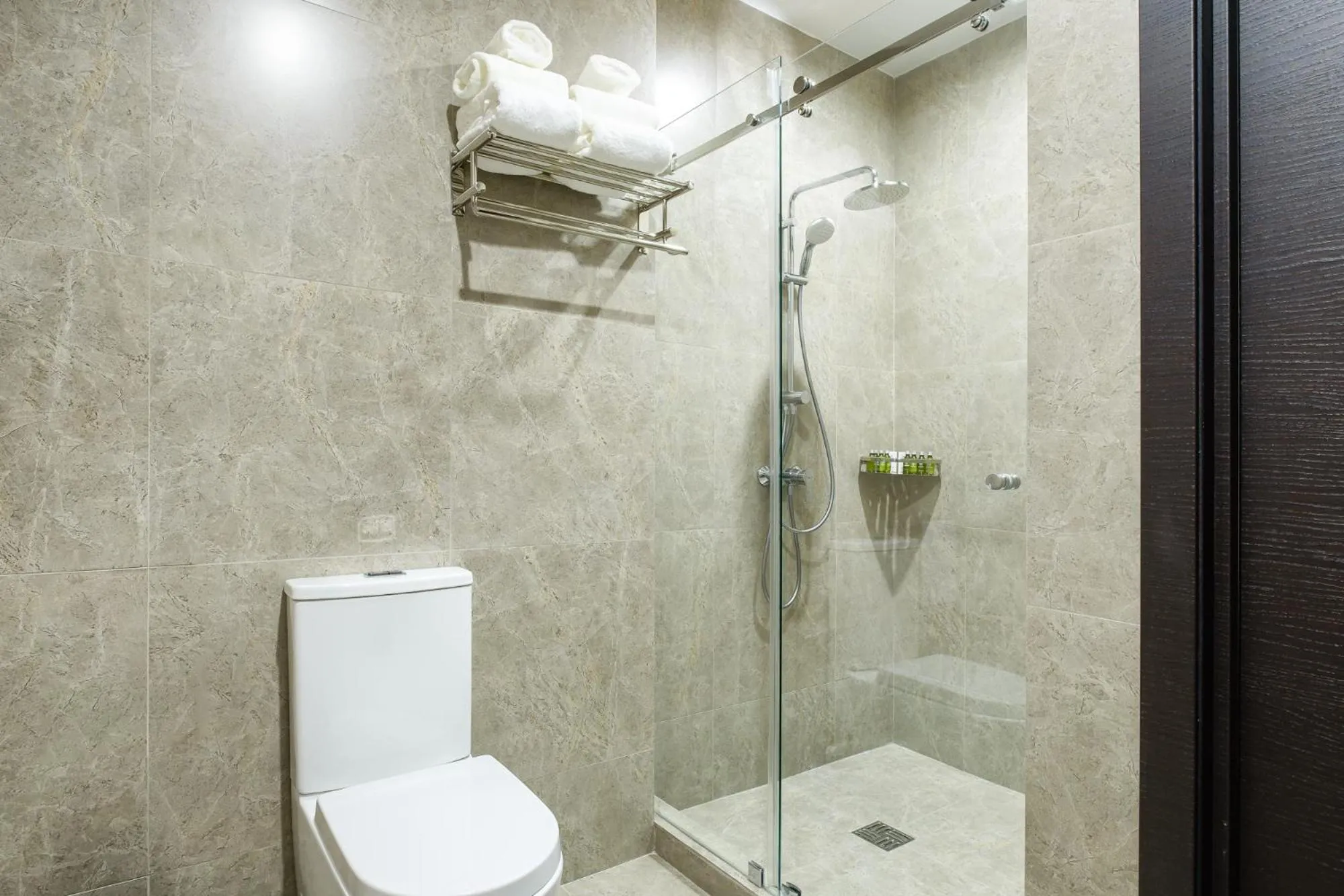 Shower in Grand Mildom Hotel