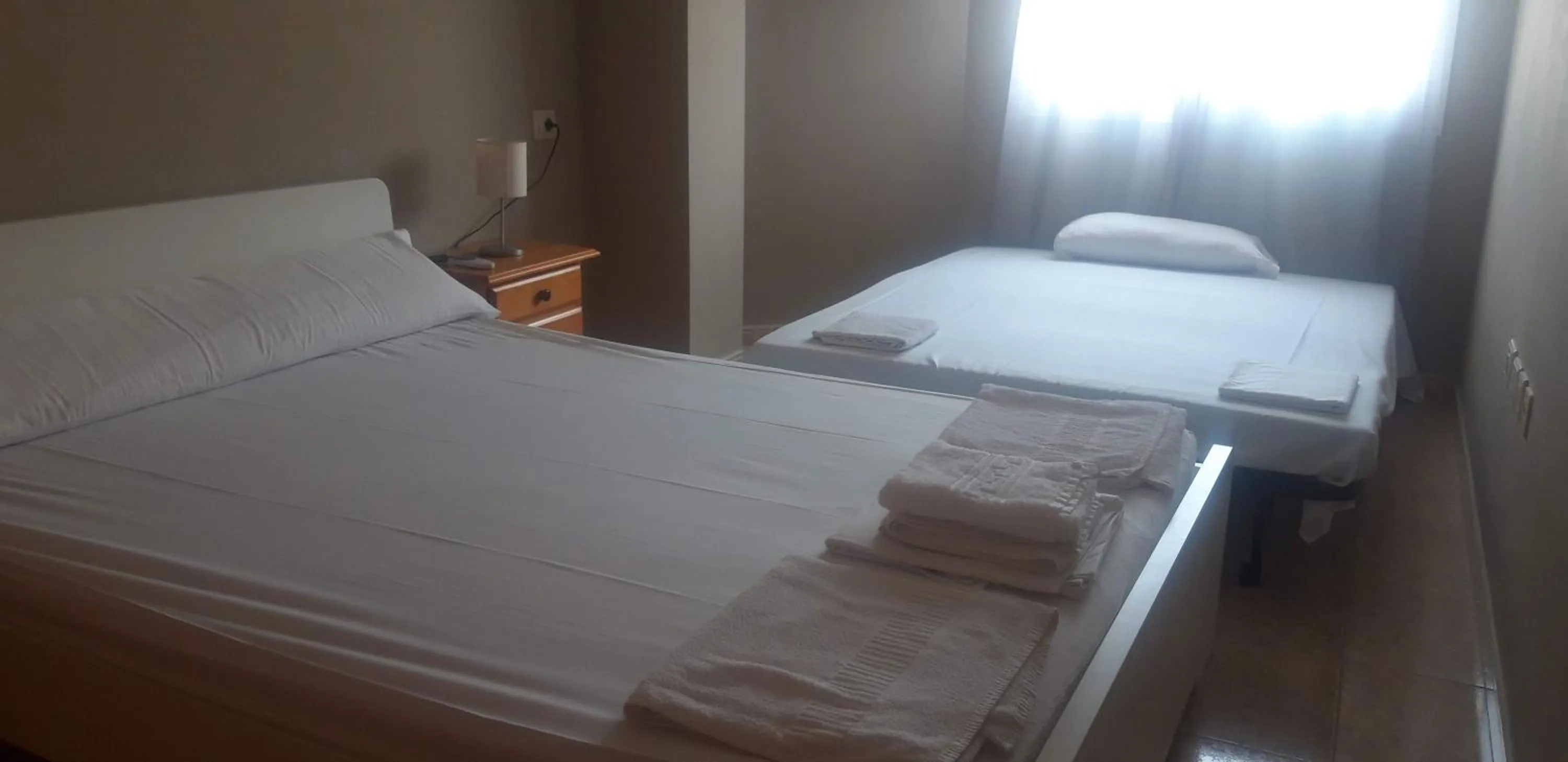 Bed in Playa Paradís - Primera linea de playa - AP-7 3min - Self check-in 24h