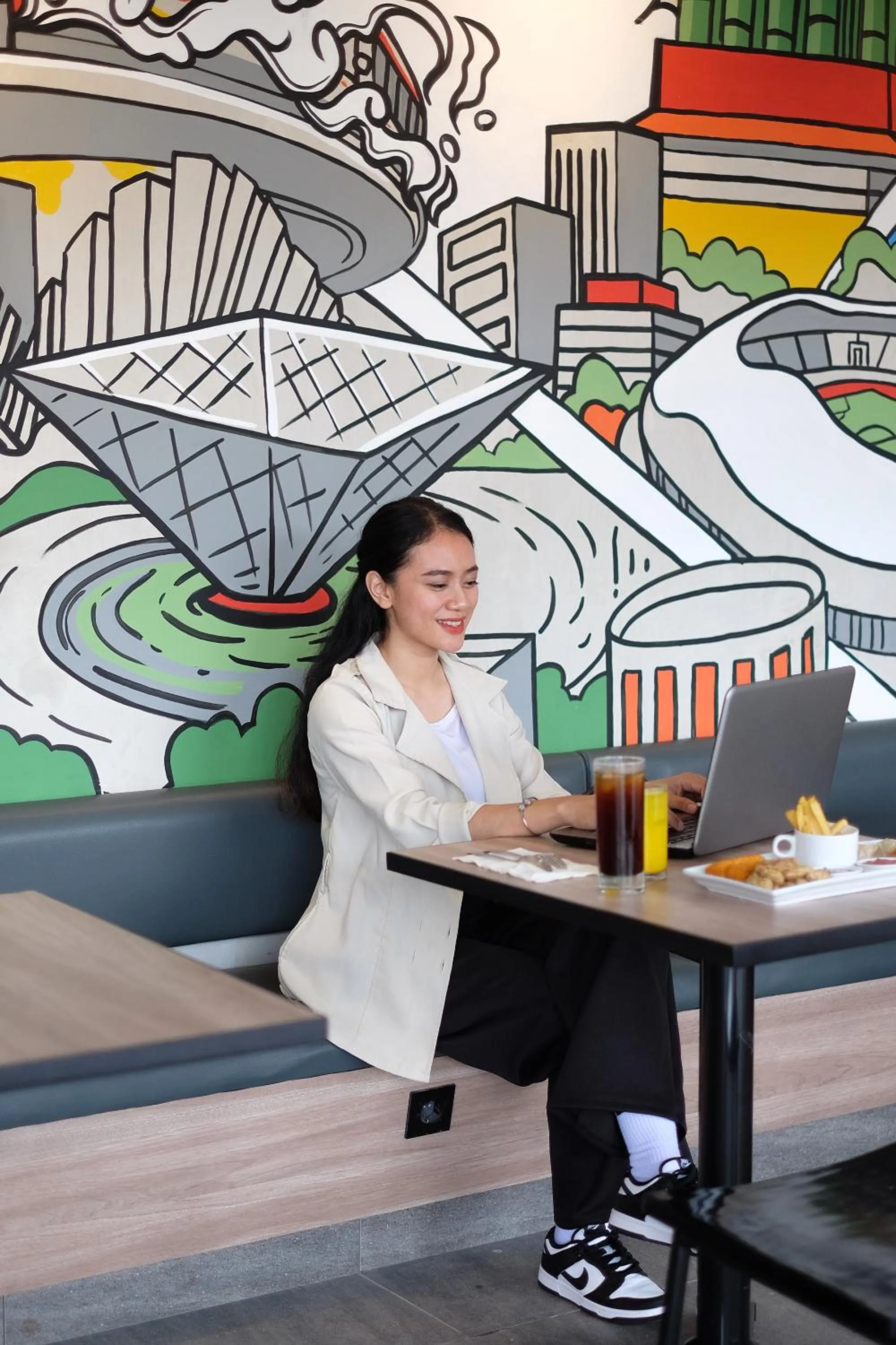 Restaurant/places to eat in Amaris Hotel Kalimalang