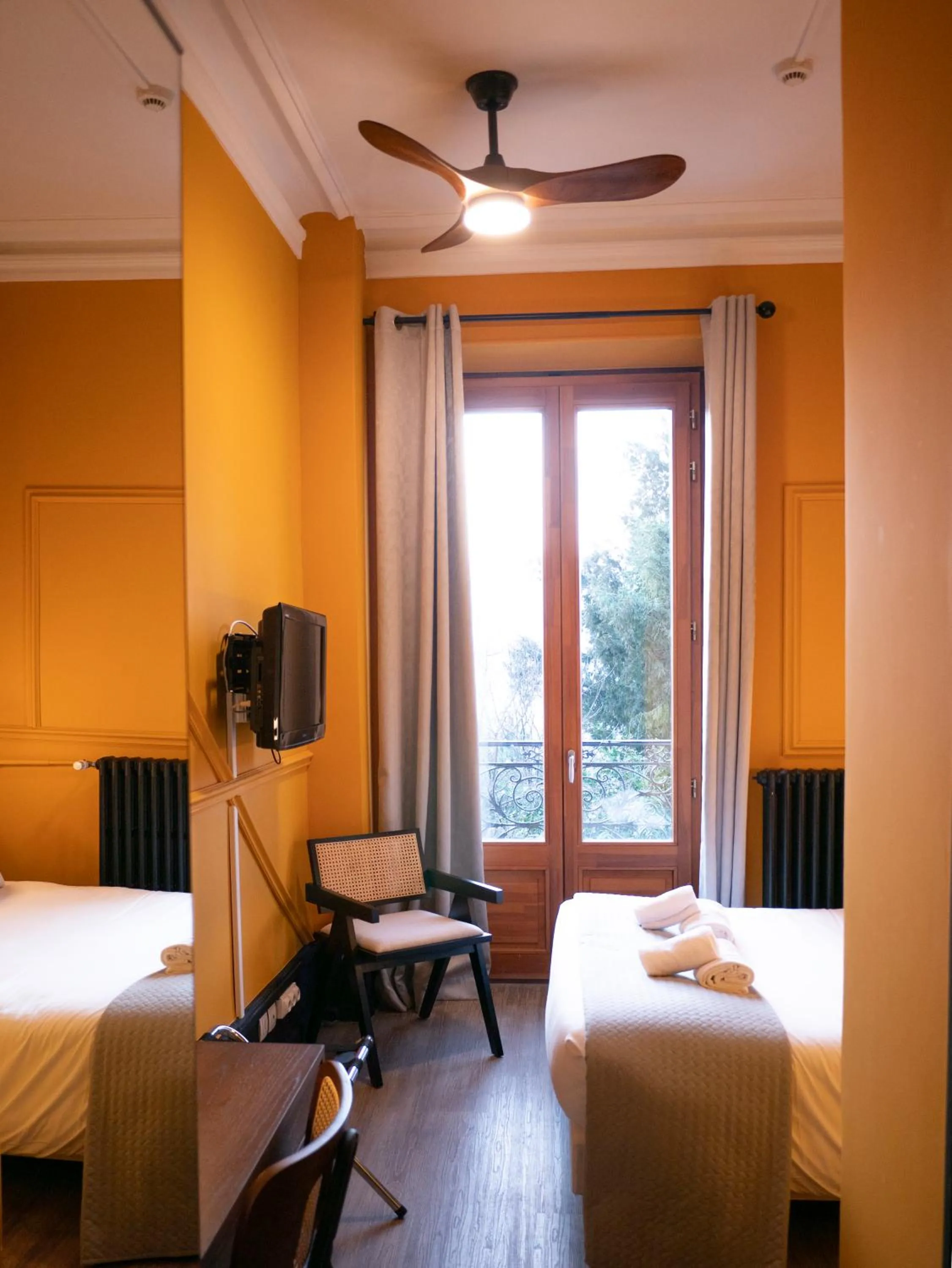 Shower, Bed in Hôtel Gallia