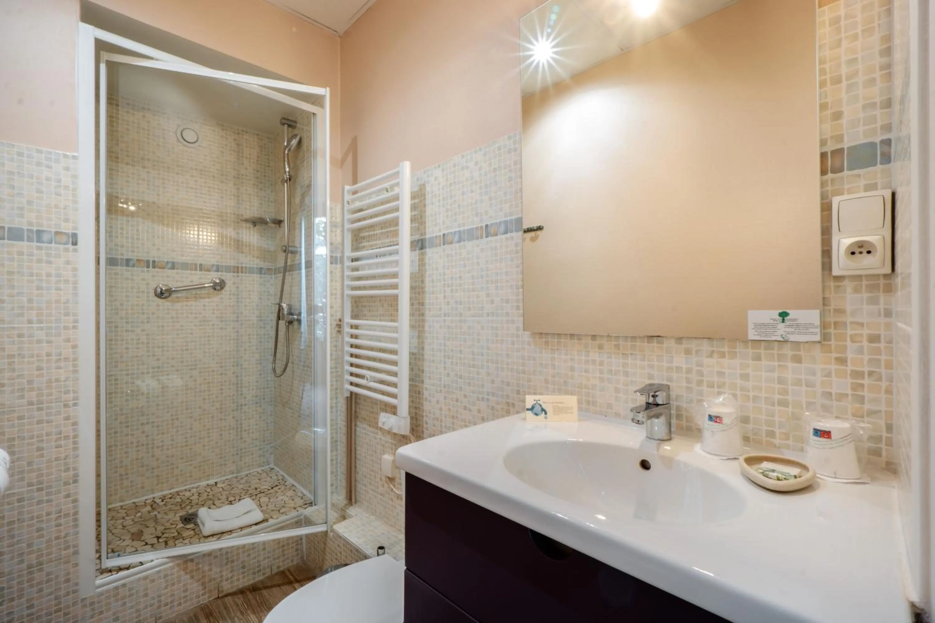 Bathroom in Hôtel Gallia