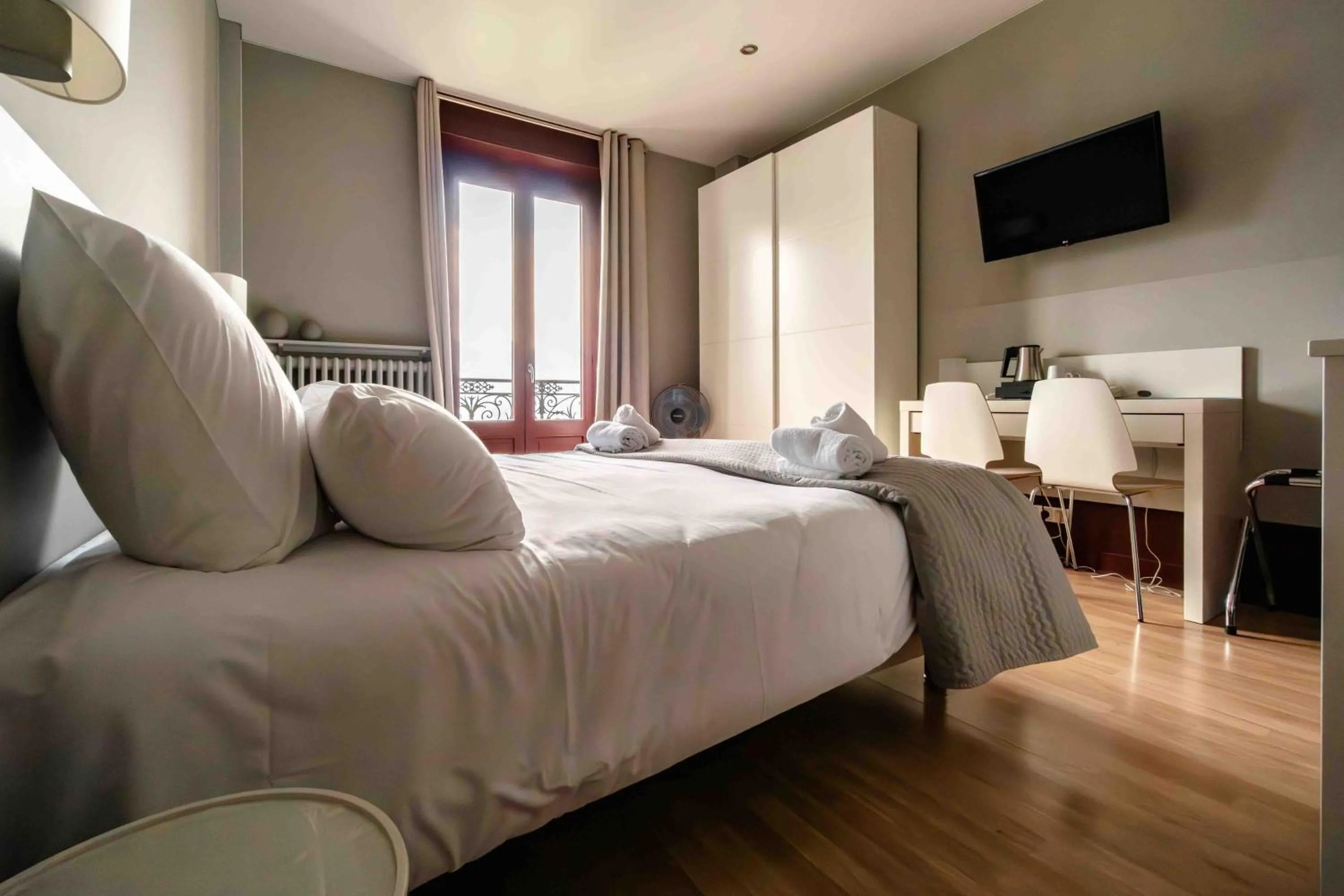 Shower, Bed in Hôtel Gallia