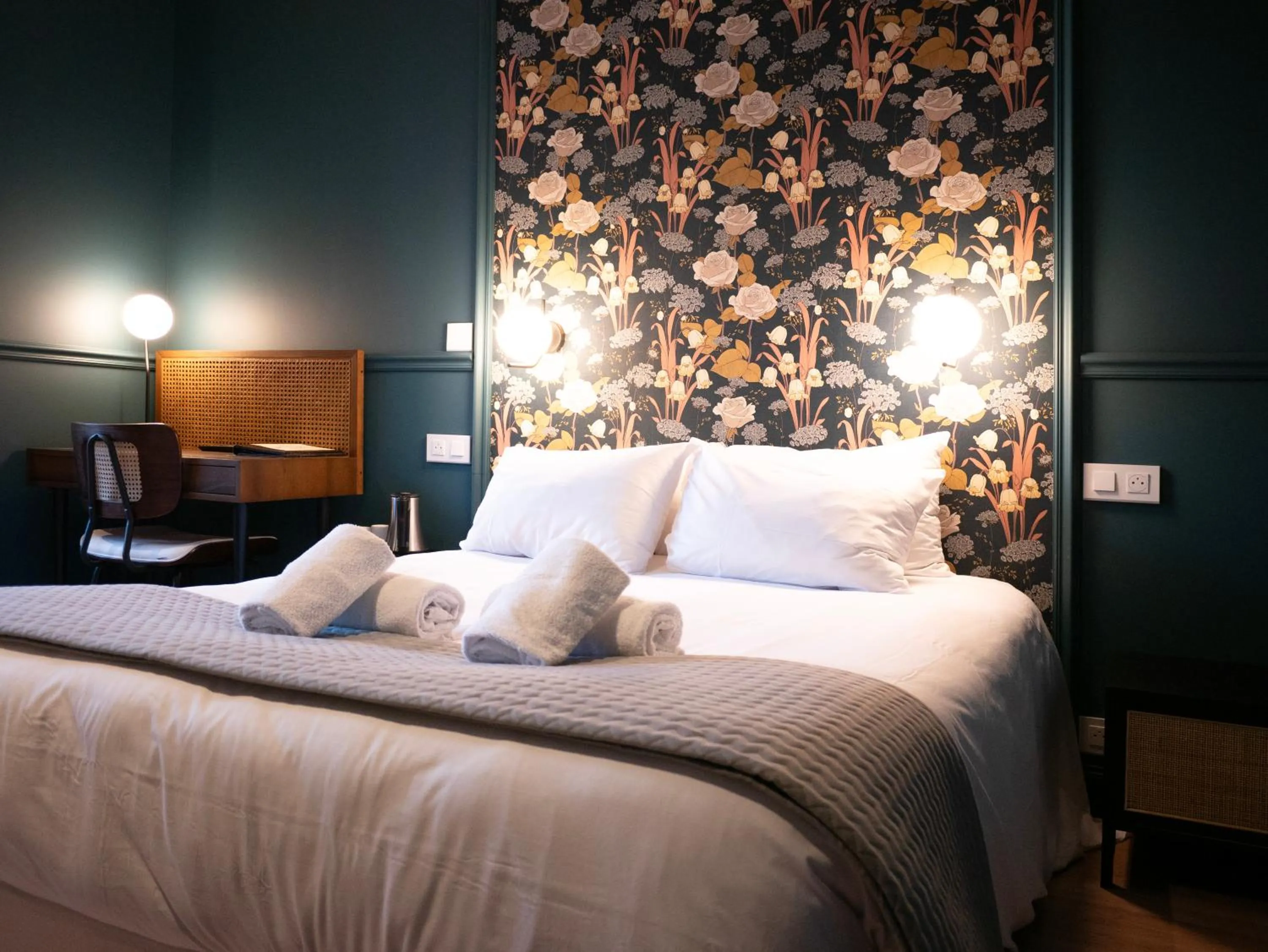 Shower, Bed in Hôtel Gallia