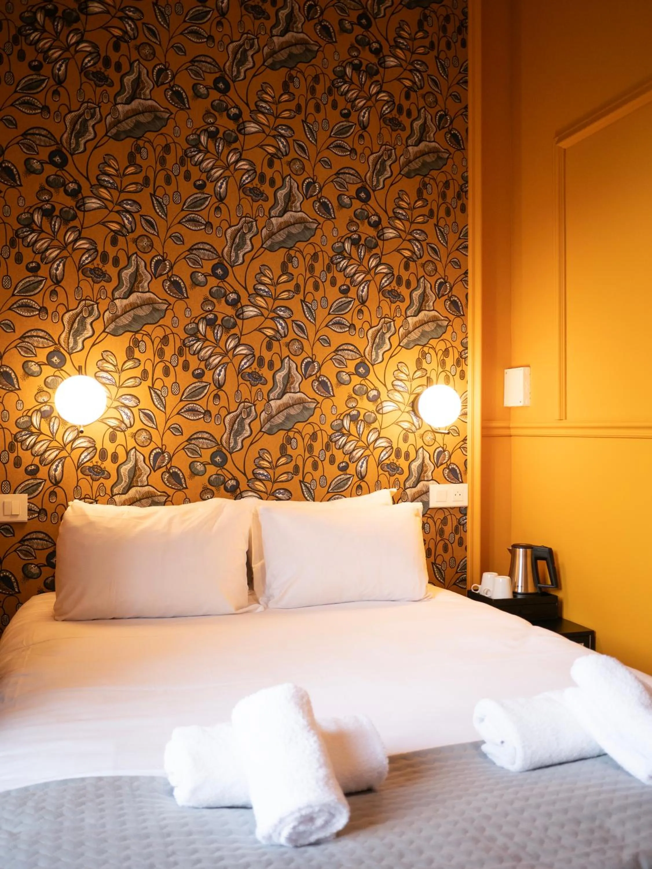 Shower, Bed in Hôtel Gallia