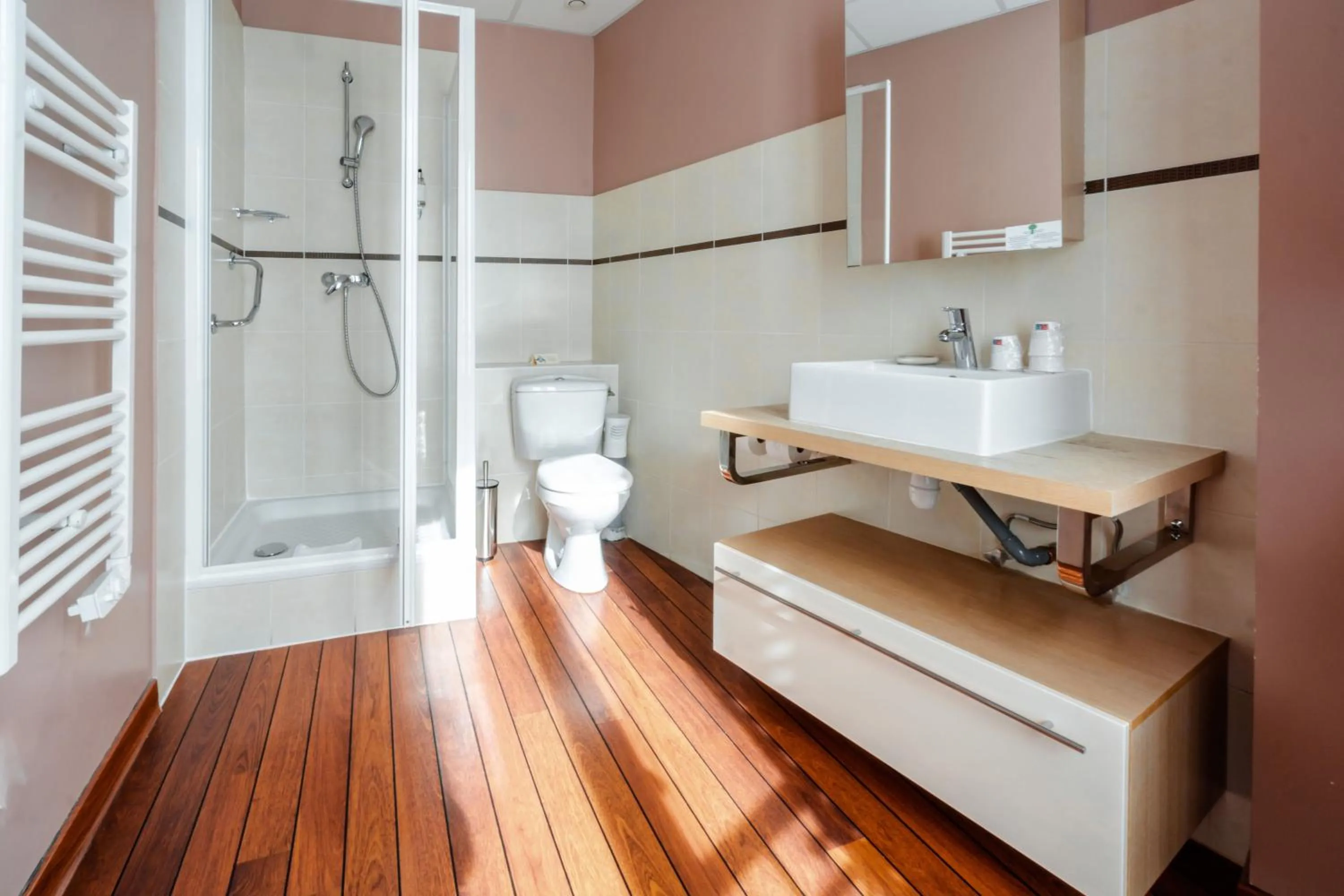 Shower in Hôtel Gallia