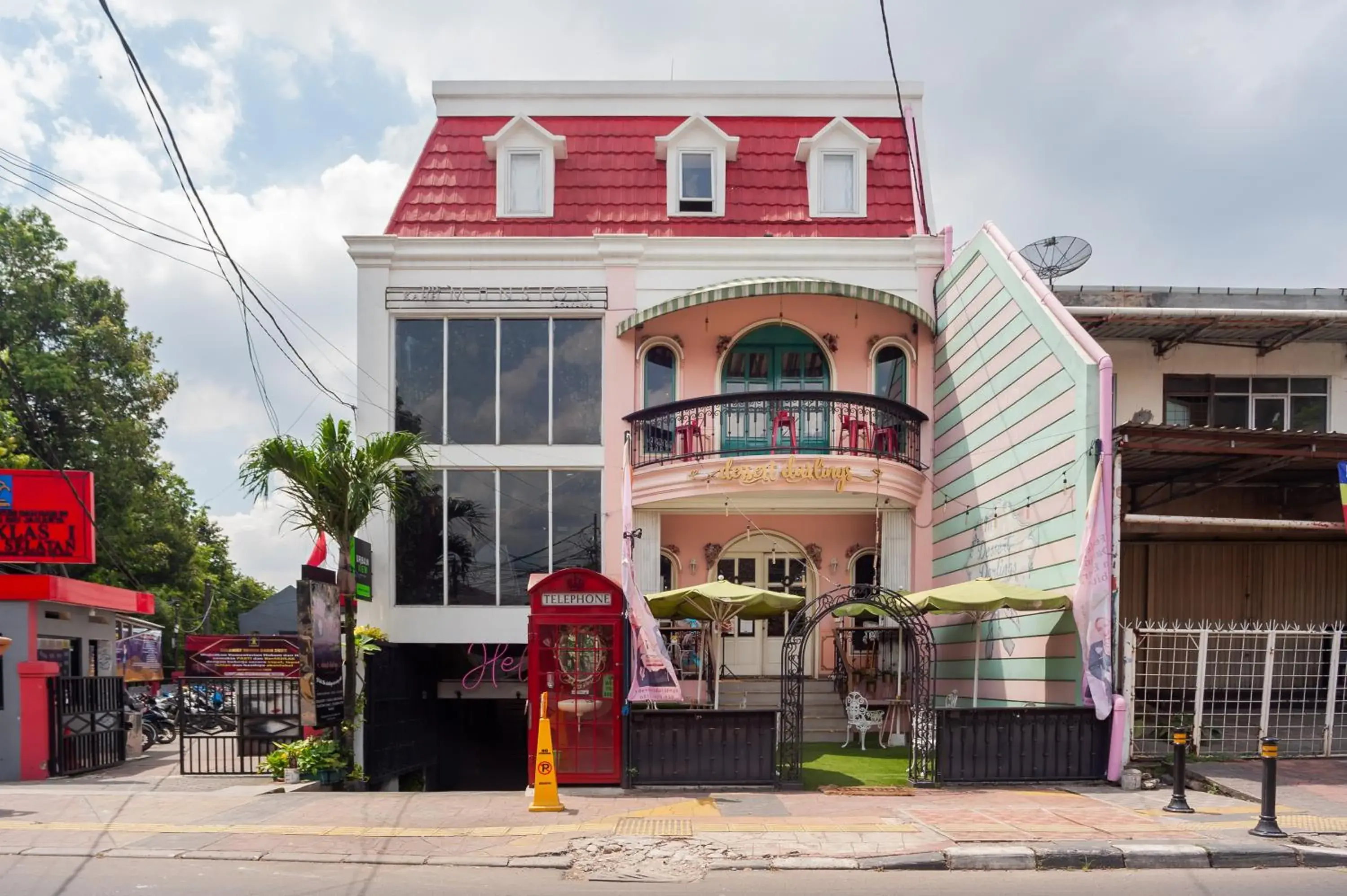 Property building in Urbanview Hotel Jagakarsa by RedDoorz Property building in Urbanview Hotel Jagakarsa by RedDoorz