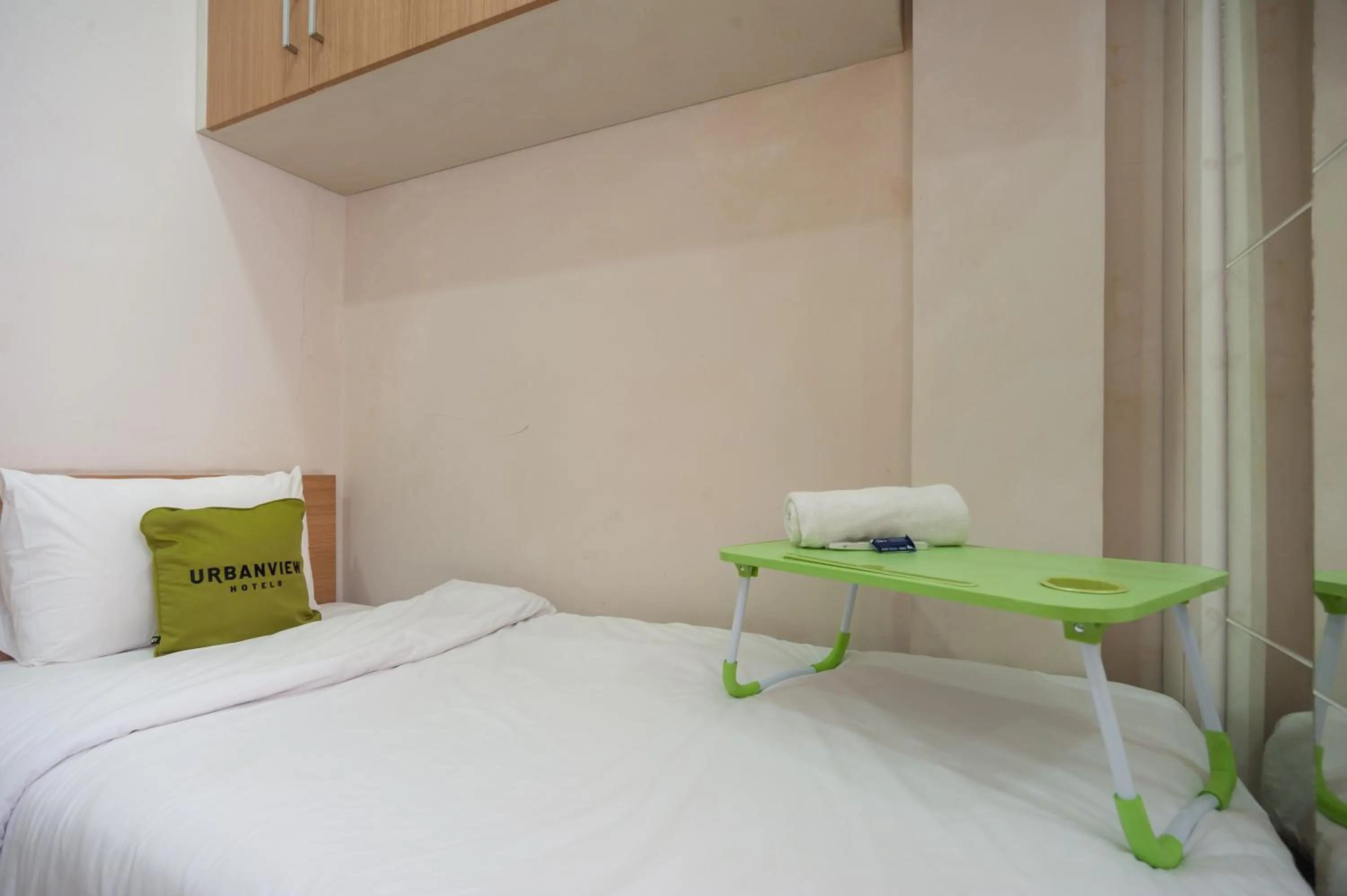 Bedroom, Bed in Urbanview Hotel Jagakarsa by RedDoorz