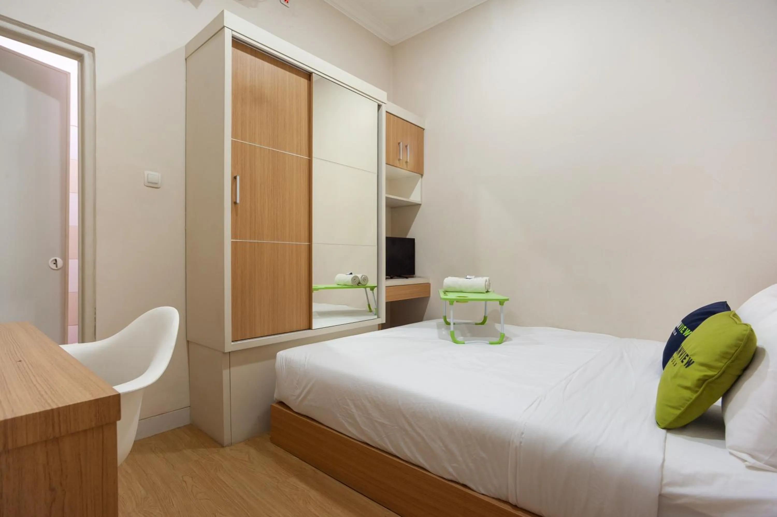 Bedroom, Bed in Urbanview Hotel Jagakarsa by RedDoorz