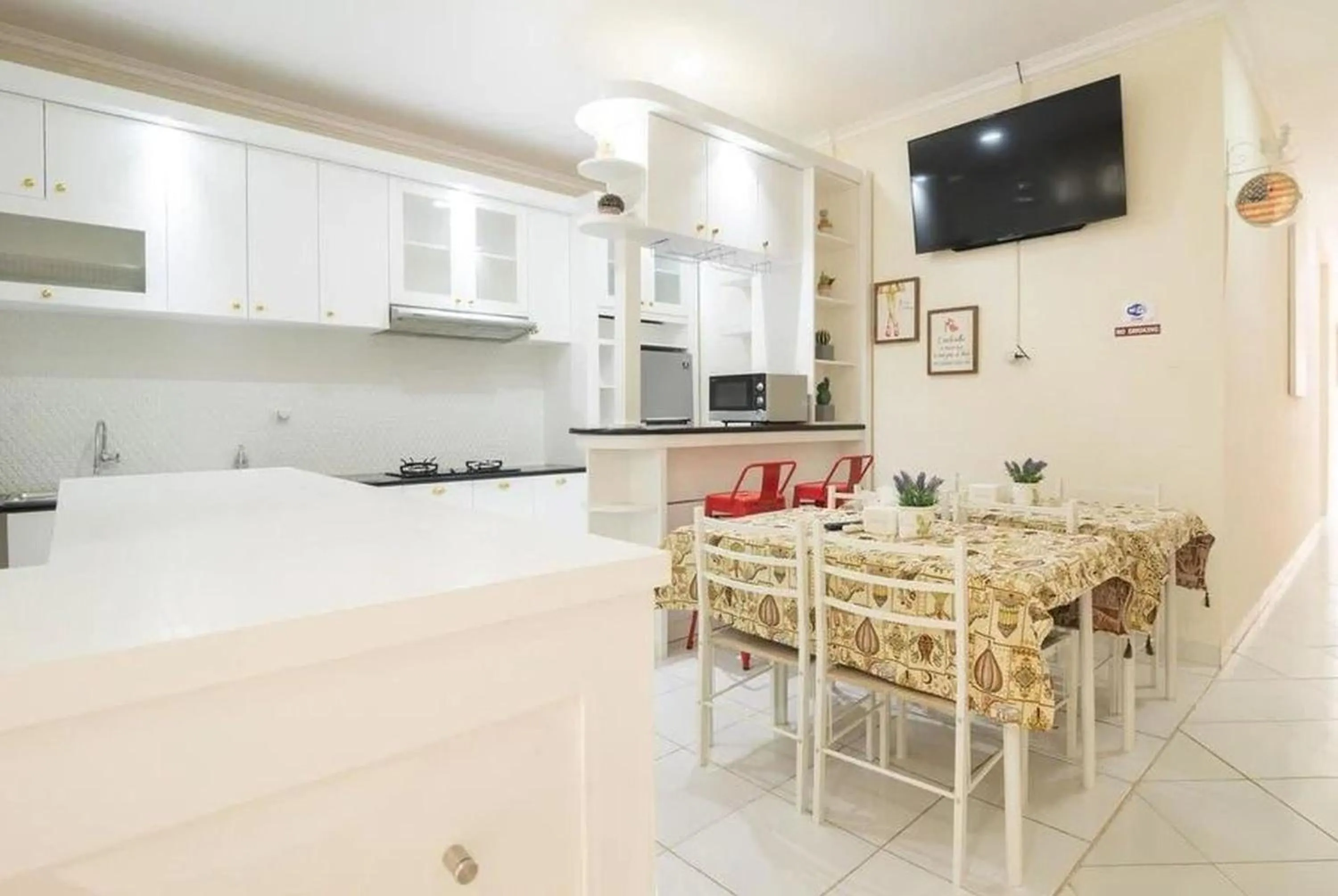 Kitchen or kitchenette in Urbanview Hotel Jagakarsa by RedDoorz