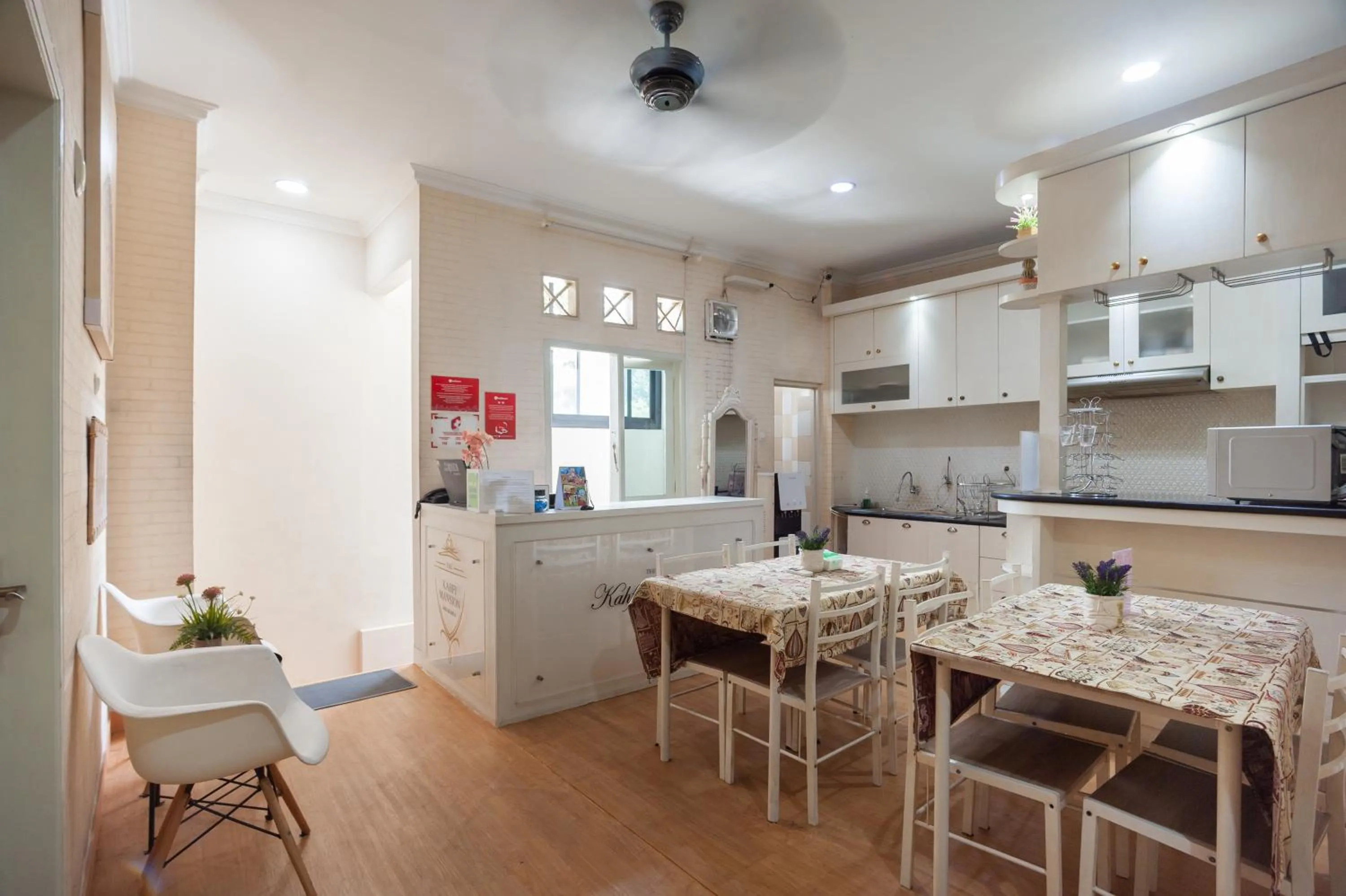 kitchen in Urbanview Hotel Jagakarsa by RedDoorz