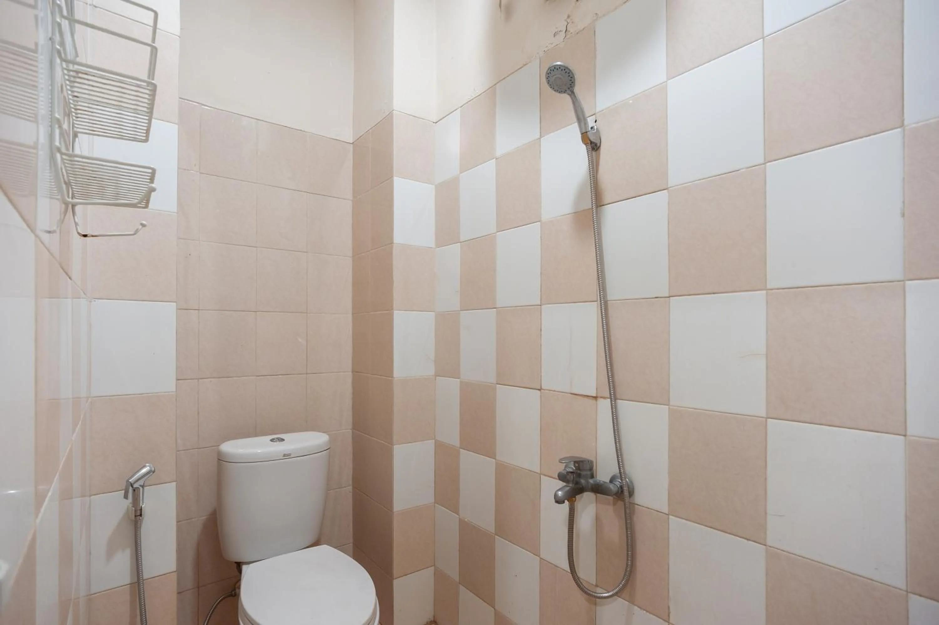 Bathroom in Urbanview Hotel Jagakarsa by RedDoorz