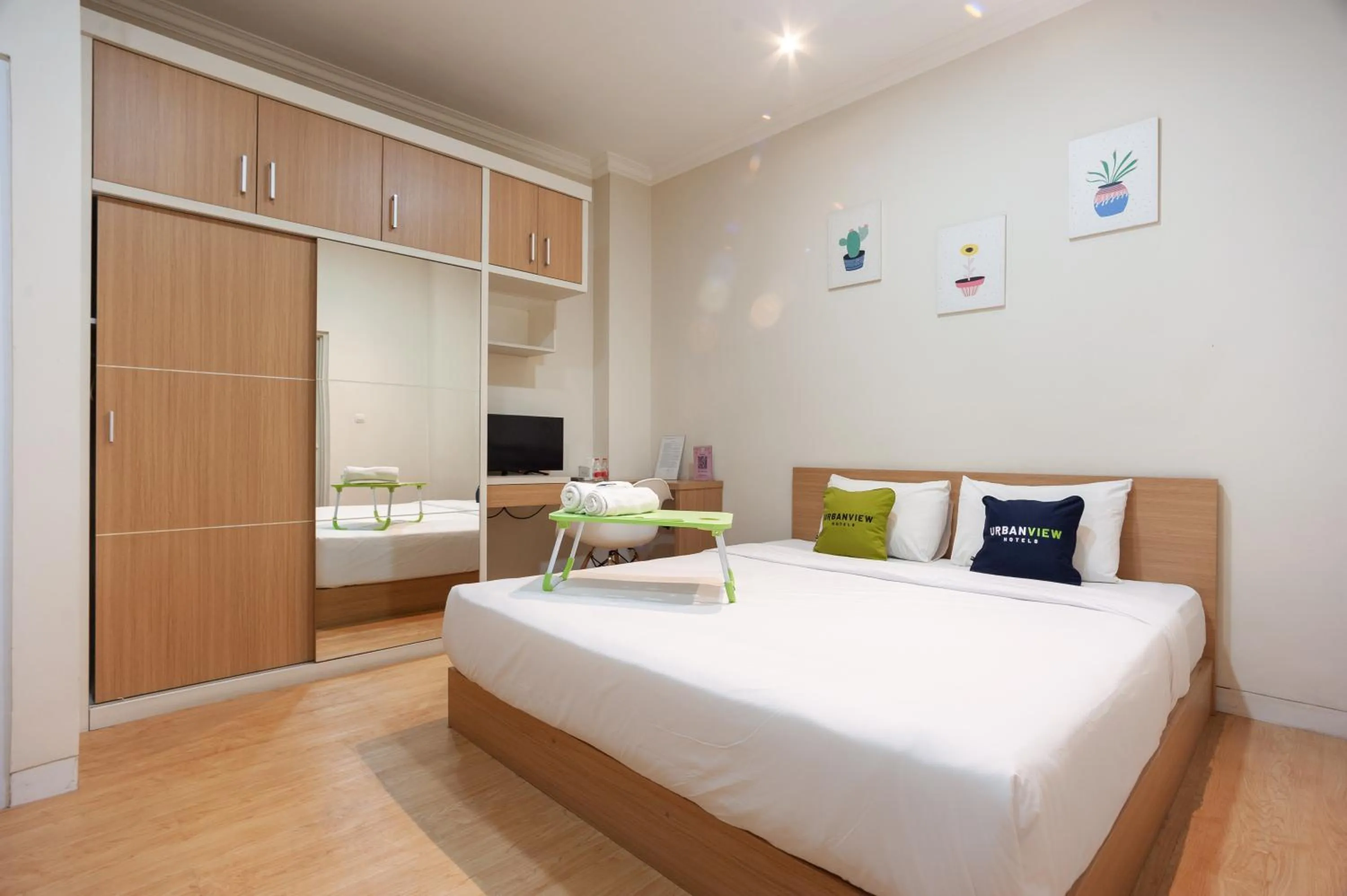 Bedroom, Bed in Urbanview Hotel Jagakarsa by RedDoorz