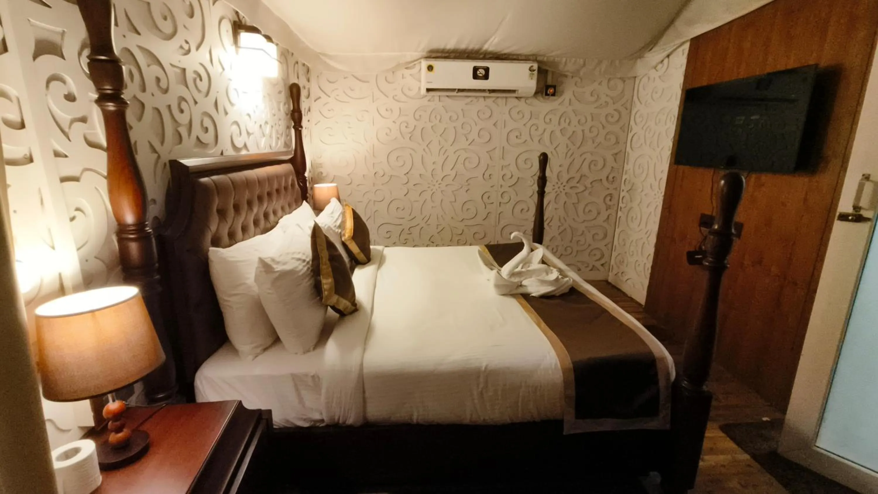 Bed in Luxury Amar Tree Resort