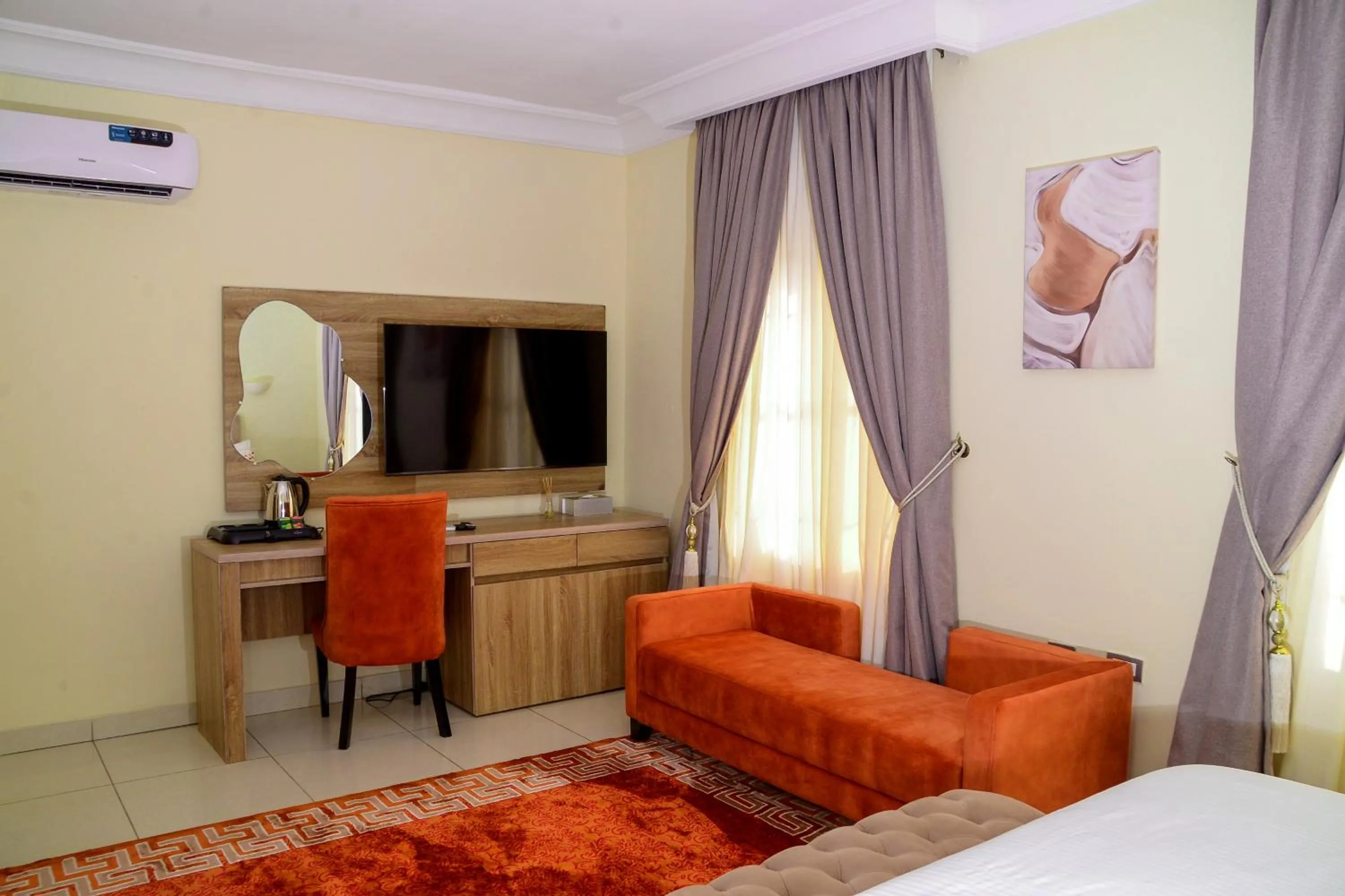 Photo of the whole room, Bed in House 24