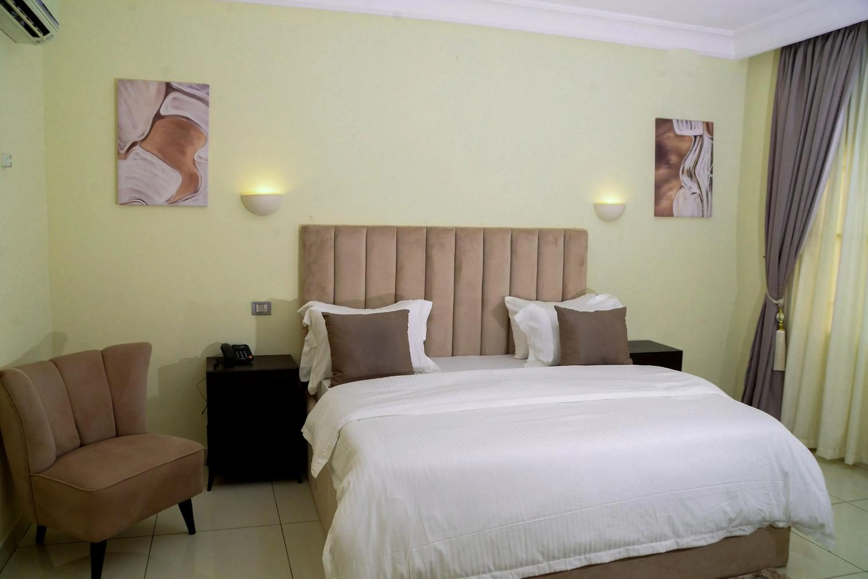 Photo of the whole room, Bed in House 24