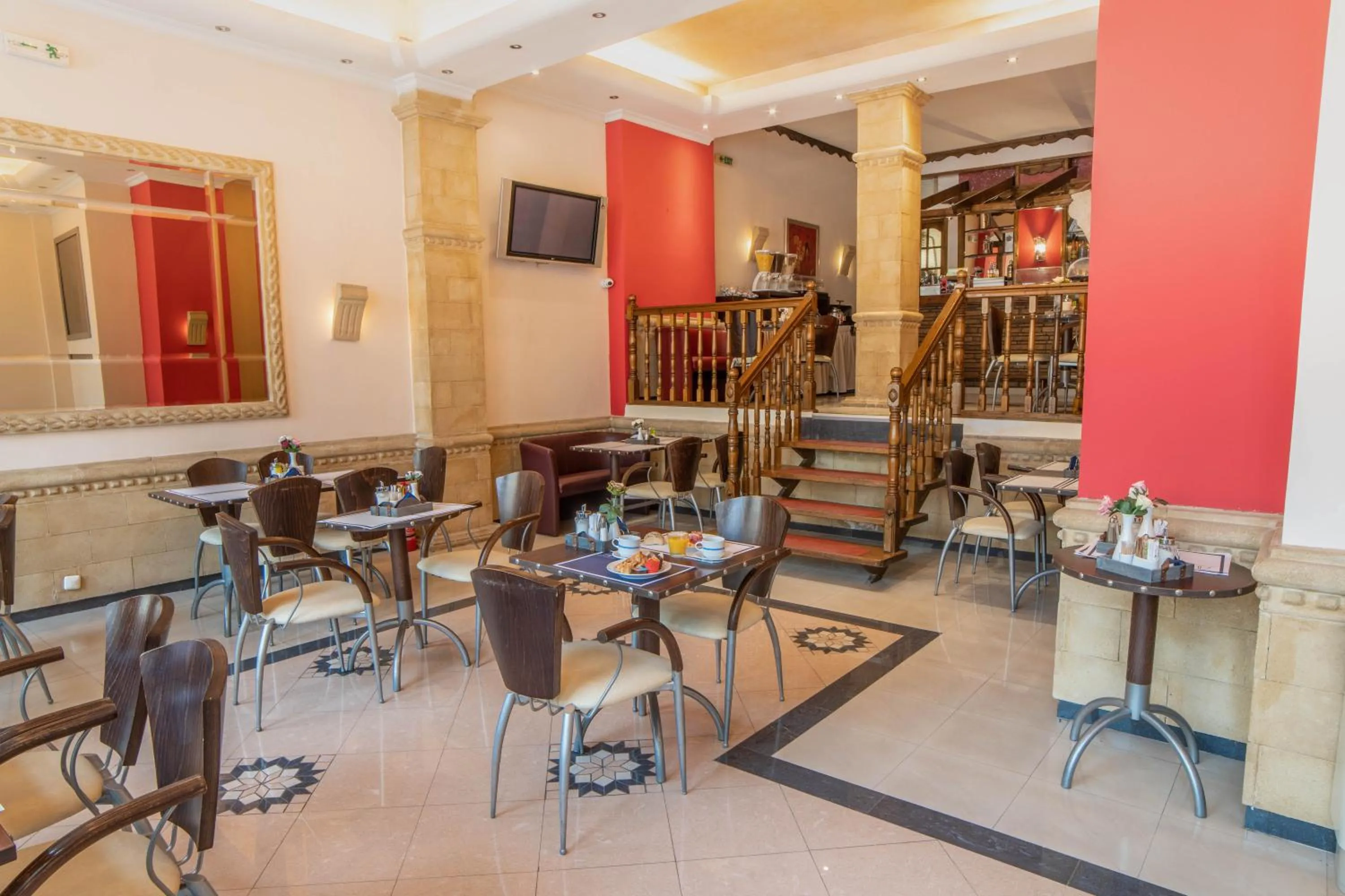 Restaurant/places to eat in Anita Hotel