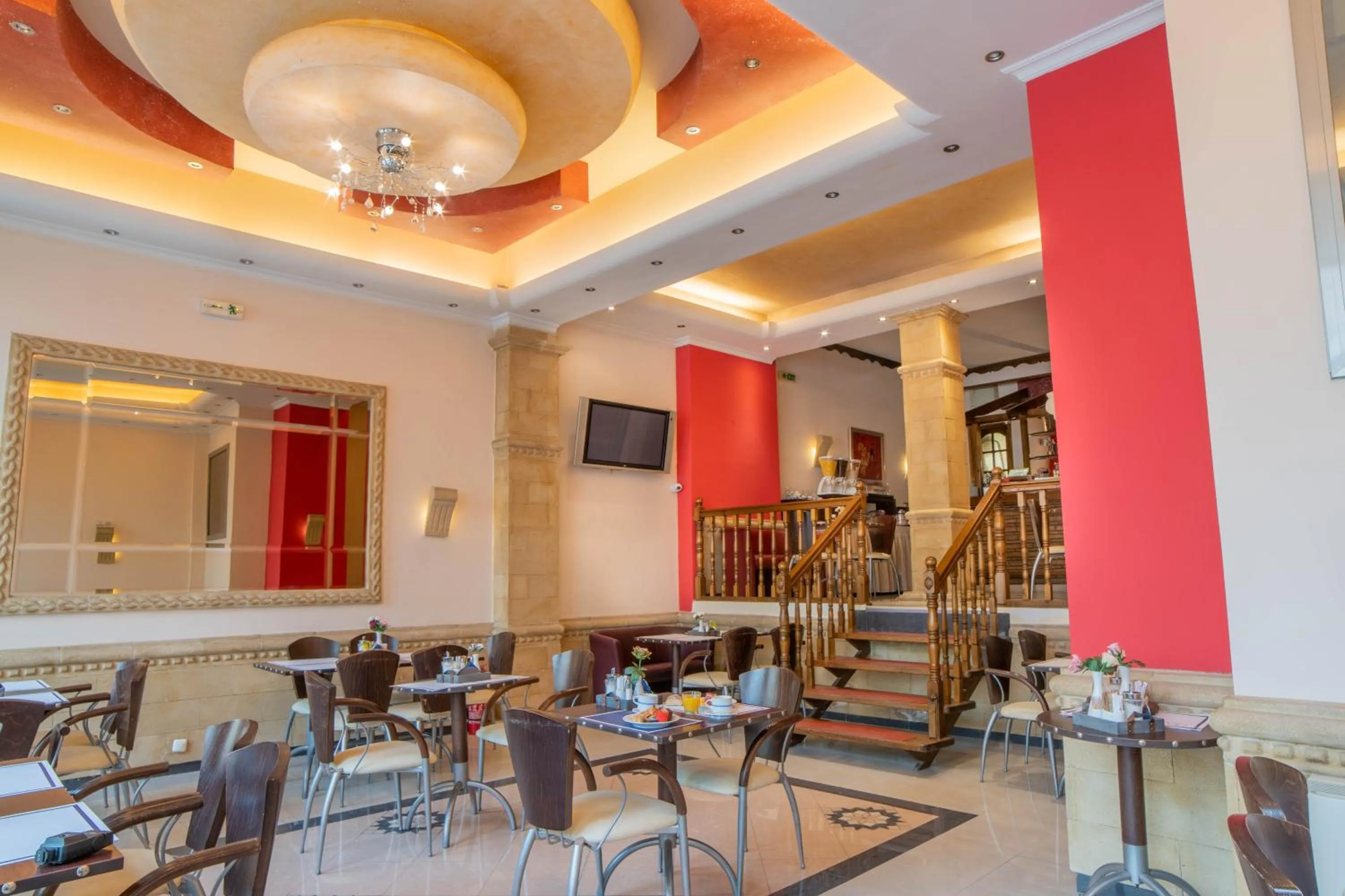 Restaurant/places to eat in Anita Hotel