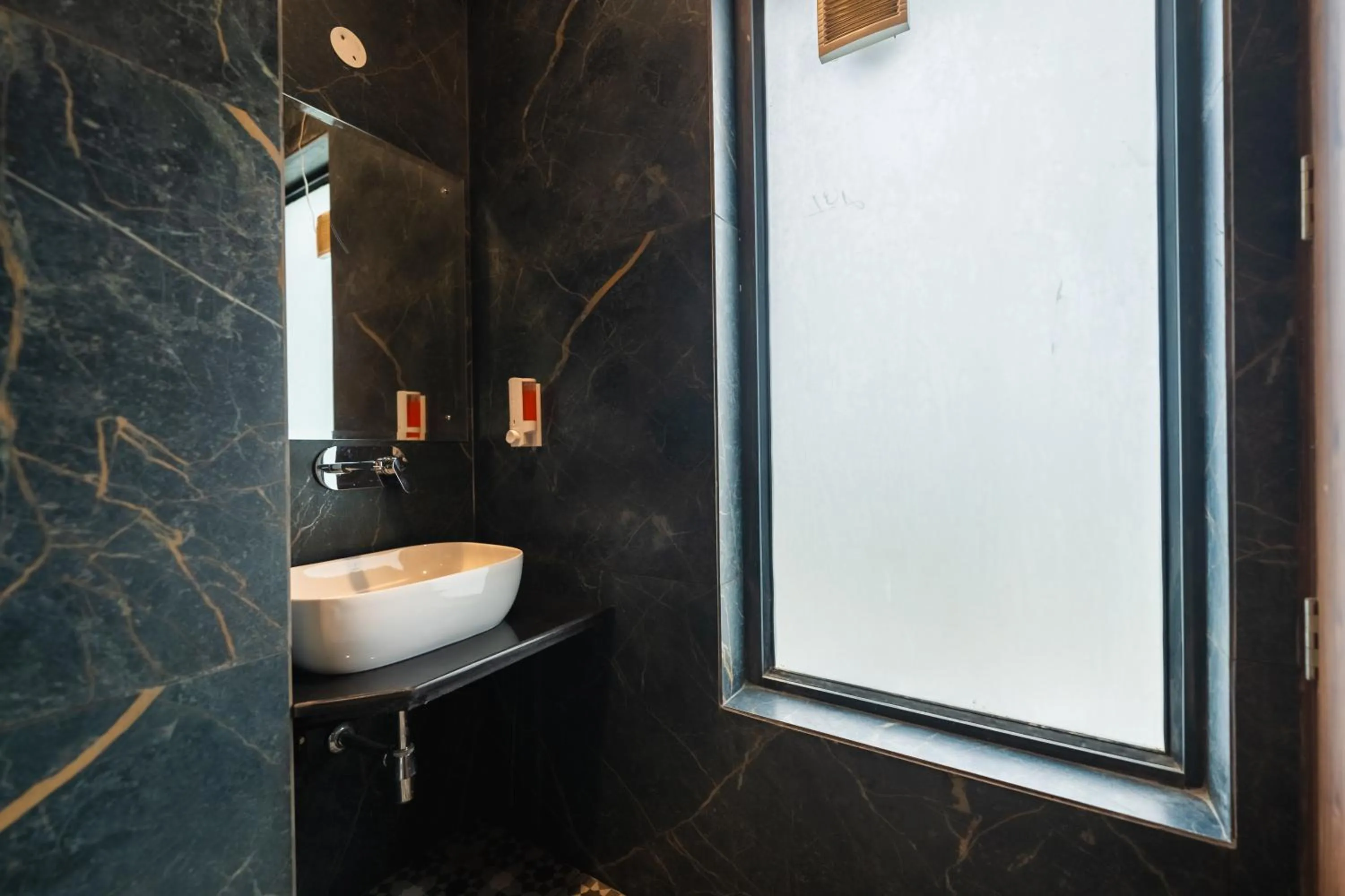 Shower in Hotel Park Hills