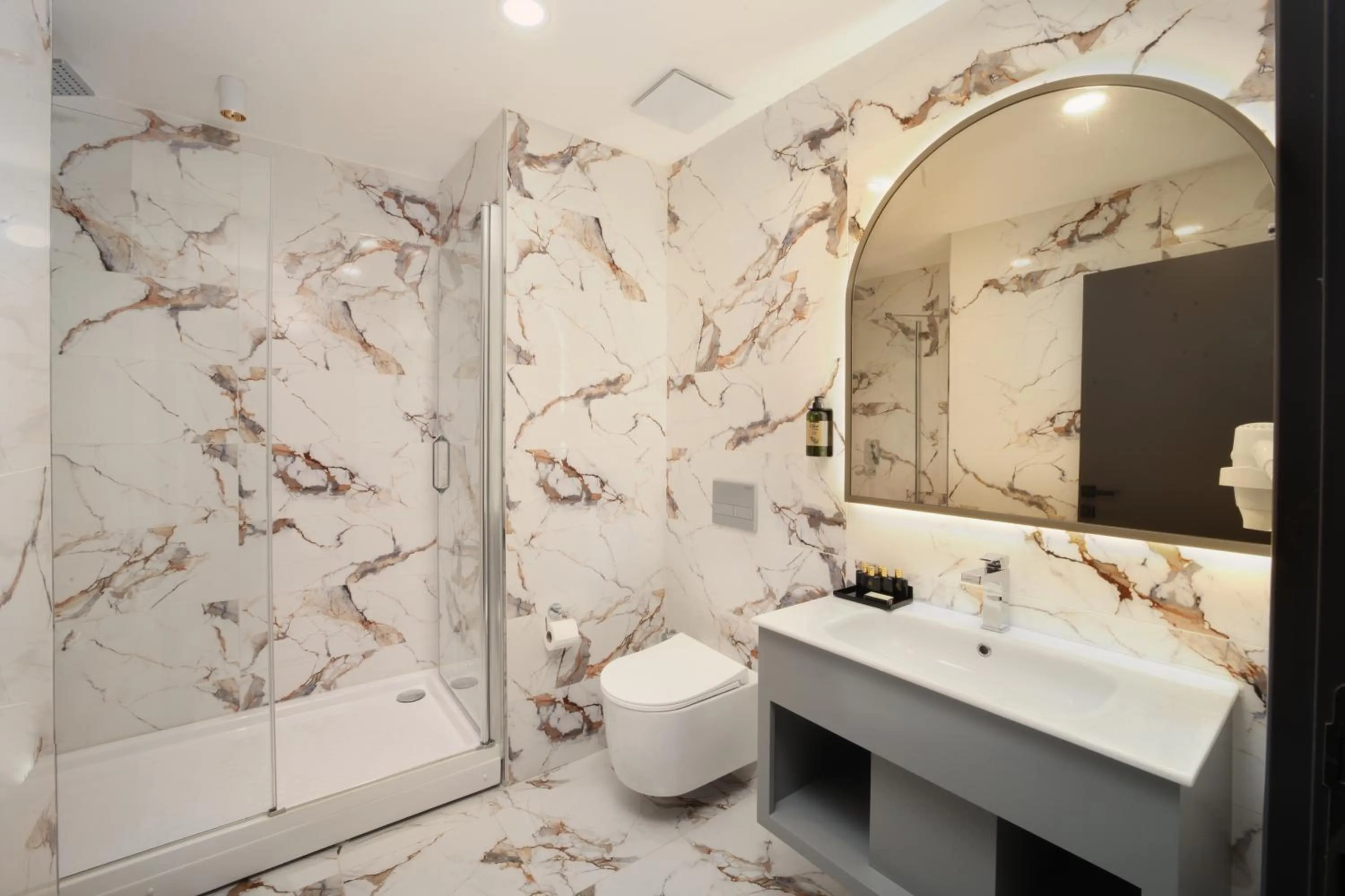 Shower in Second Suit Hotel