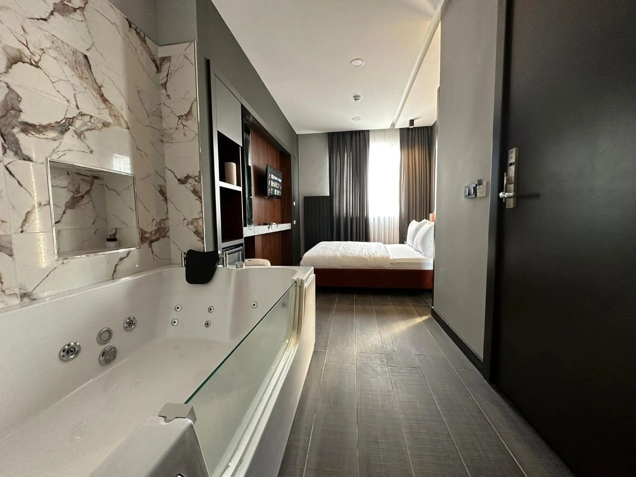 Hot Tub, Bed in Second Suit Hotel