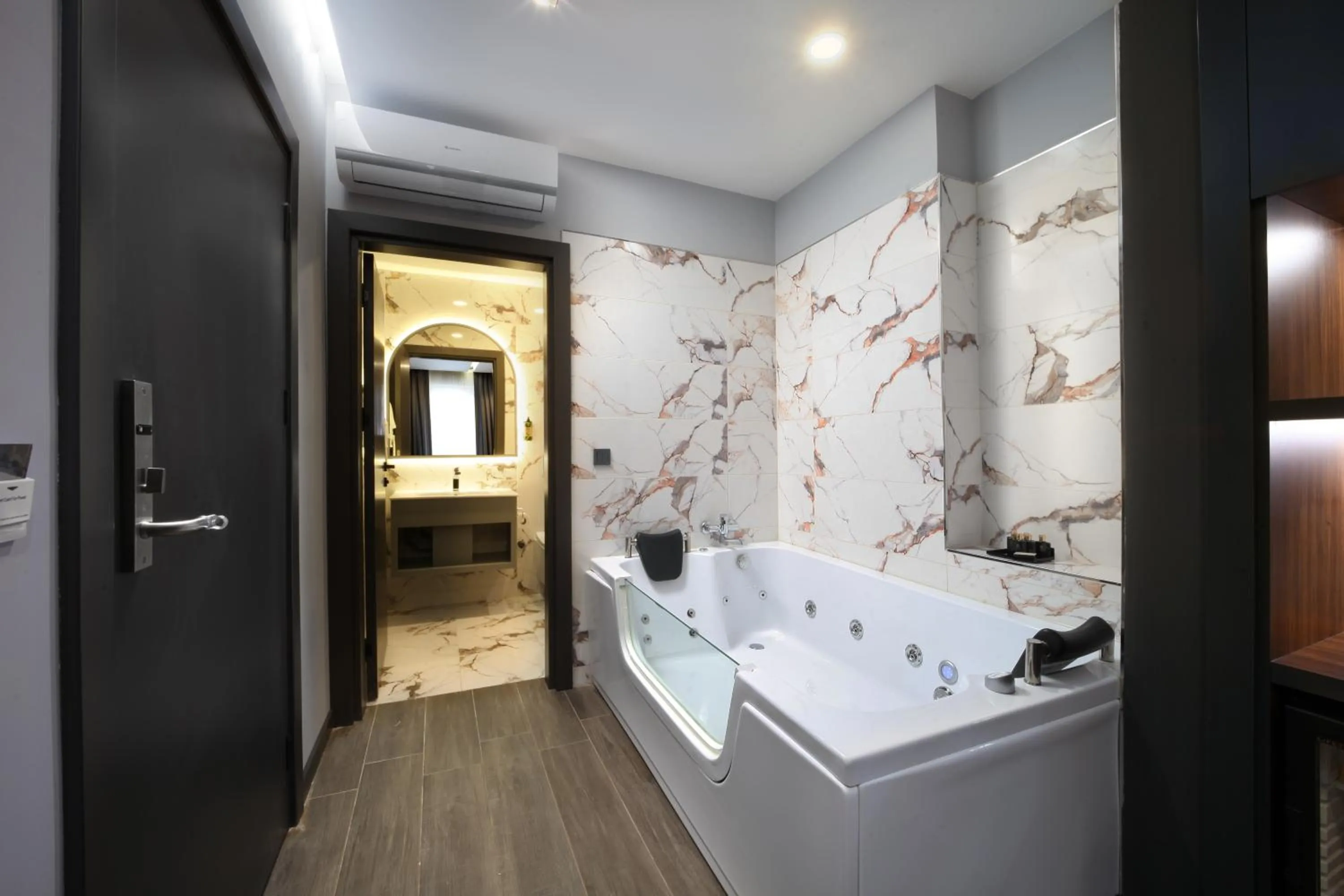 Shower in Second Suit Hotel