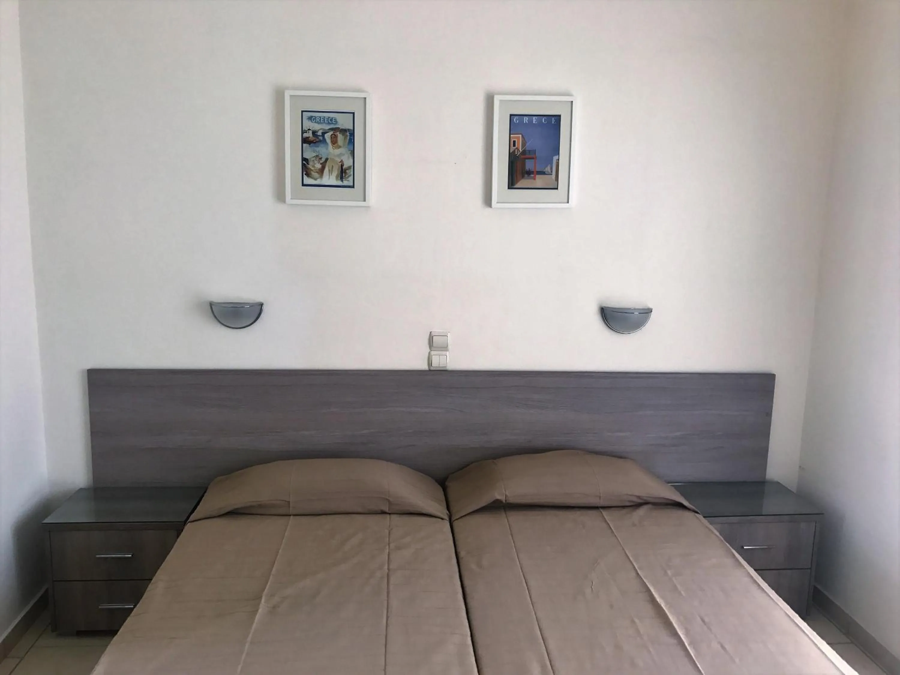 Bed in Hotel Karyatides