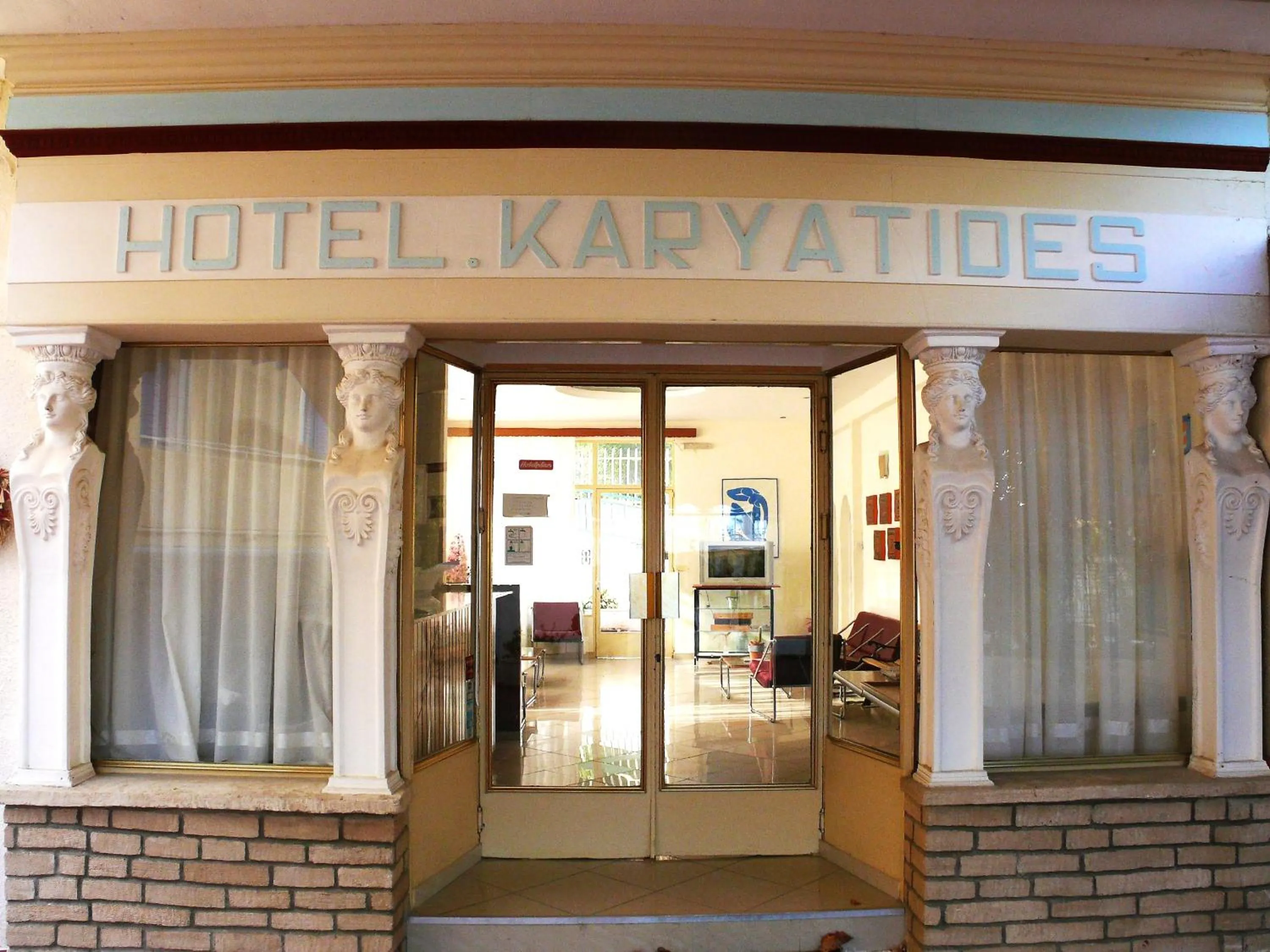 Facade/entrance in Hotel Karyatides