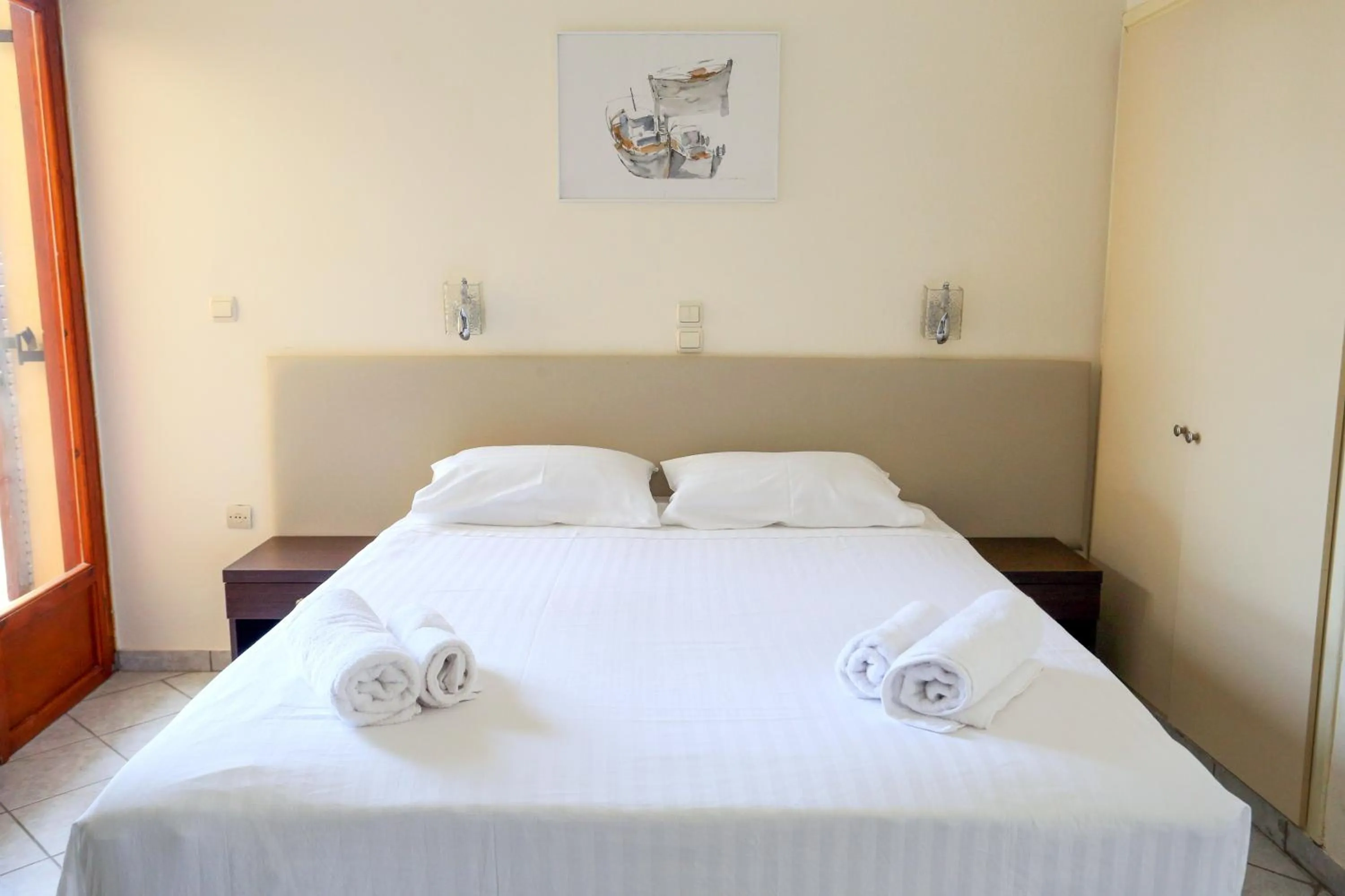 Bed in Hotel Karyatides