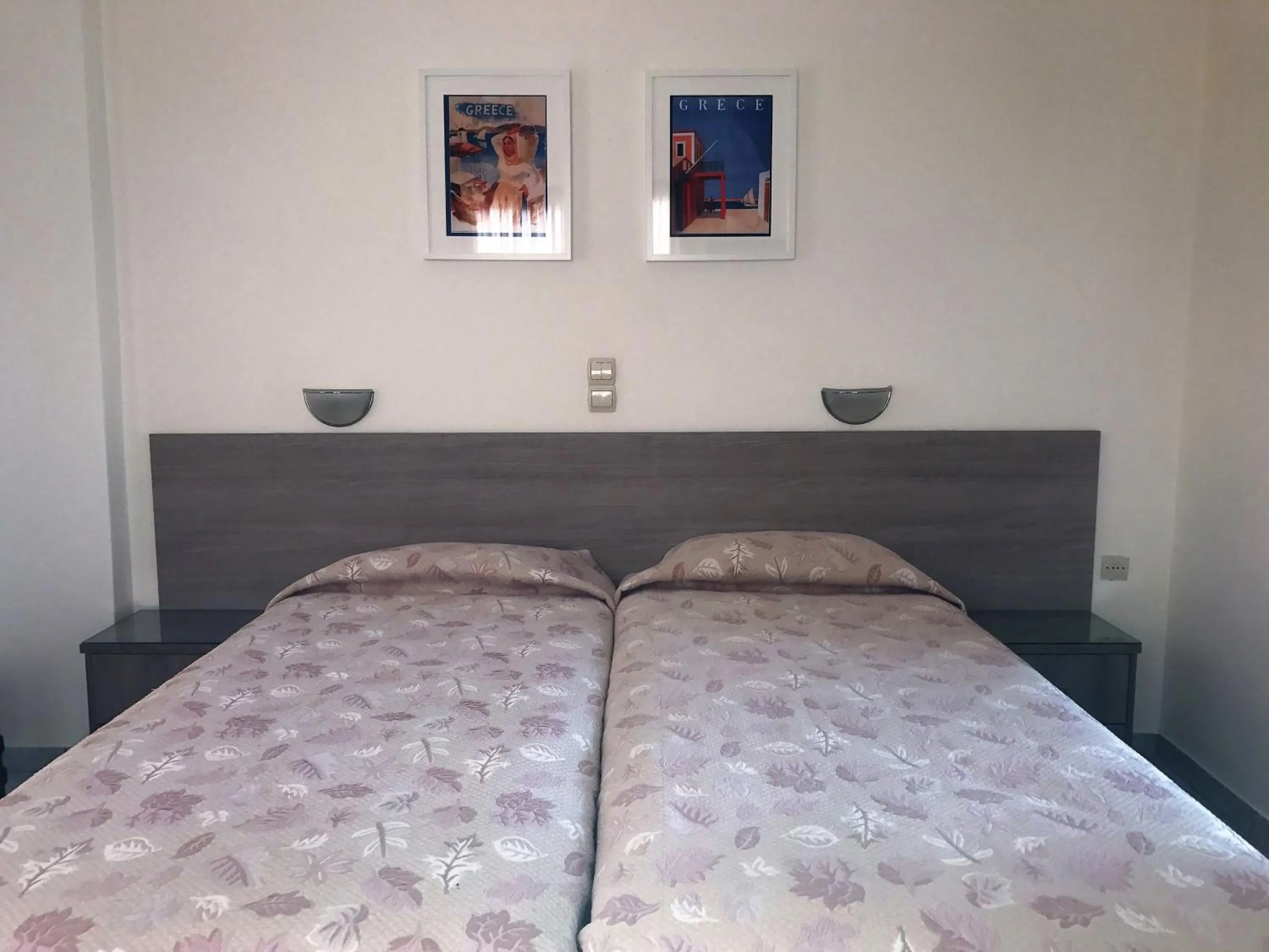 Bed in Hotel Karyatides