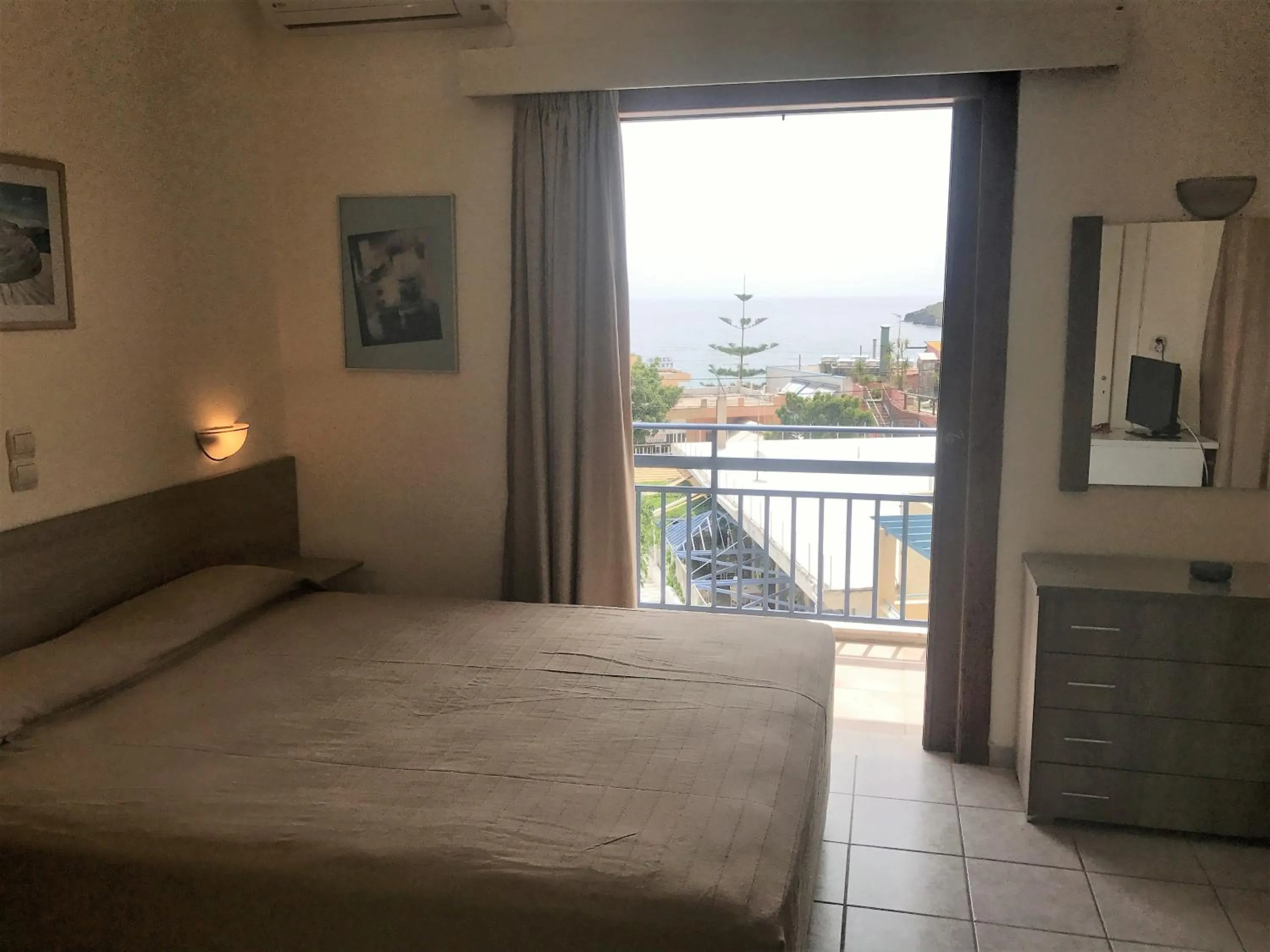 Bed in Hotel Karyatides