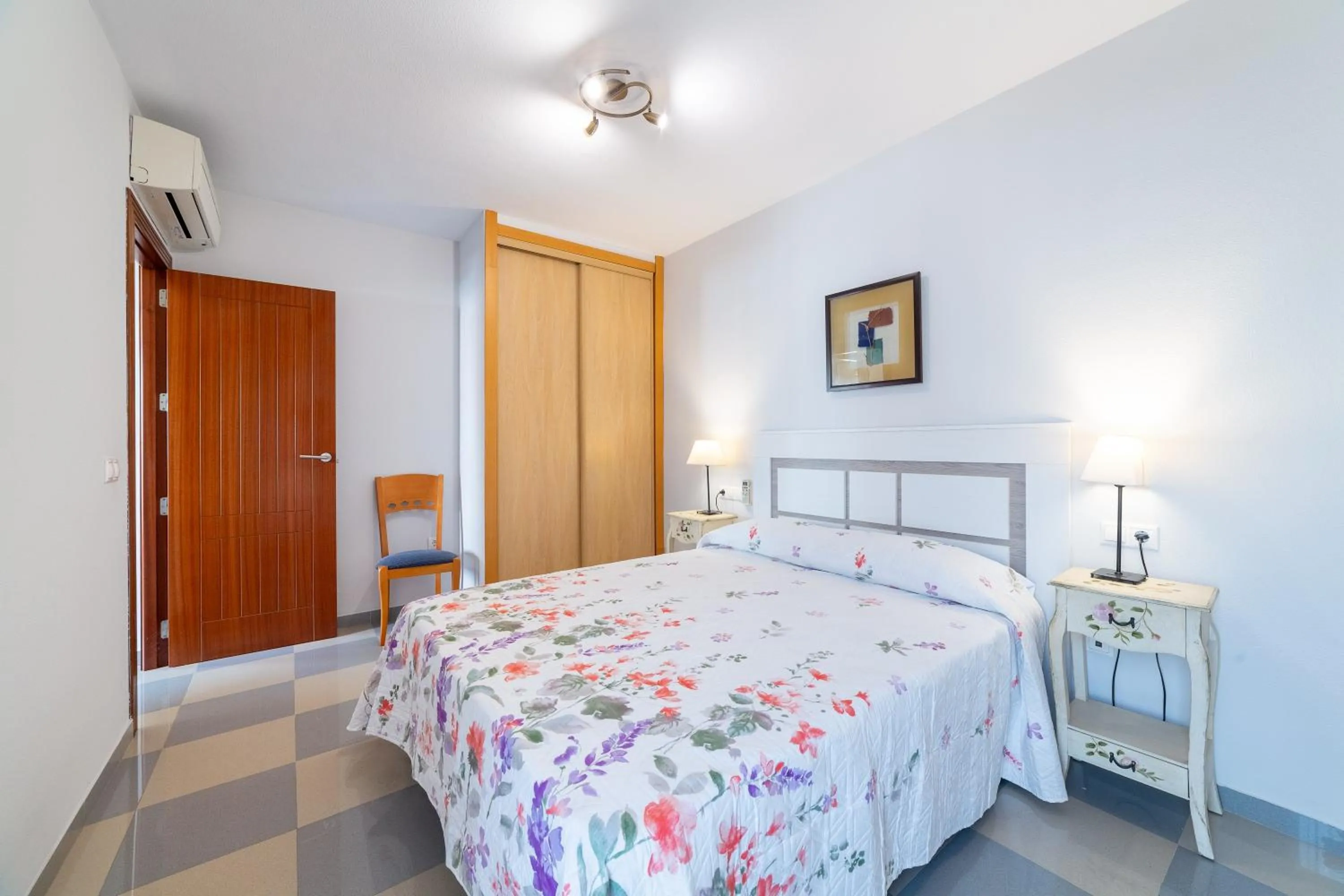 Living room, Bed in Apartamento Esbamar Vi