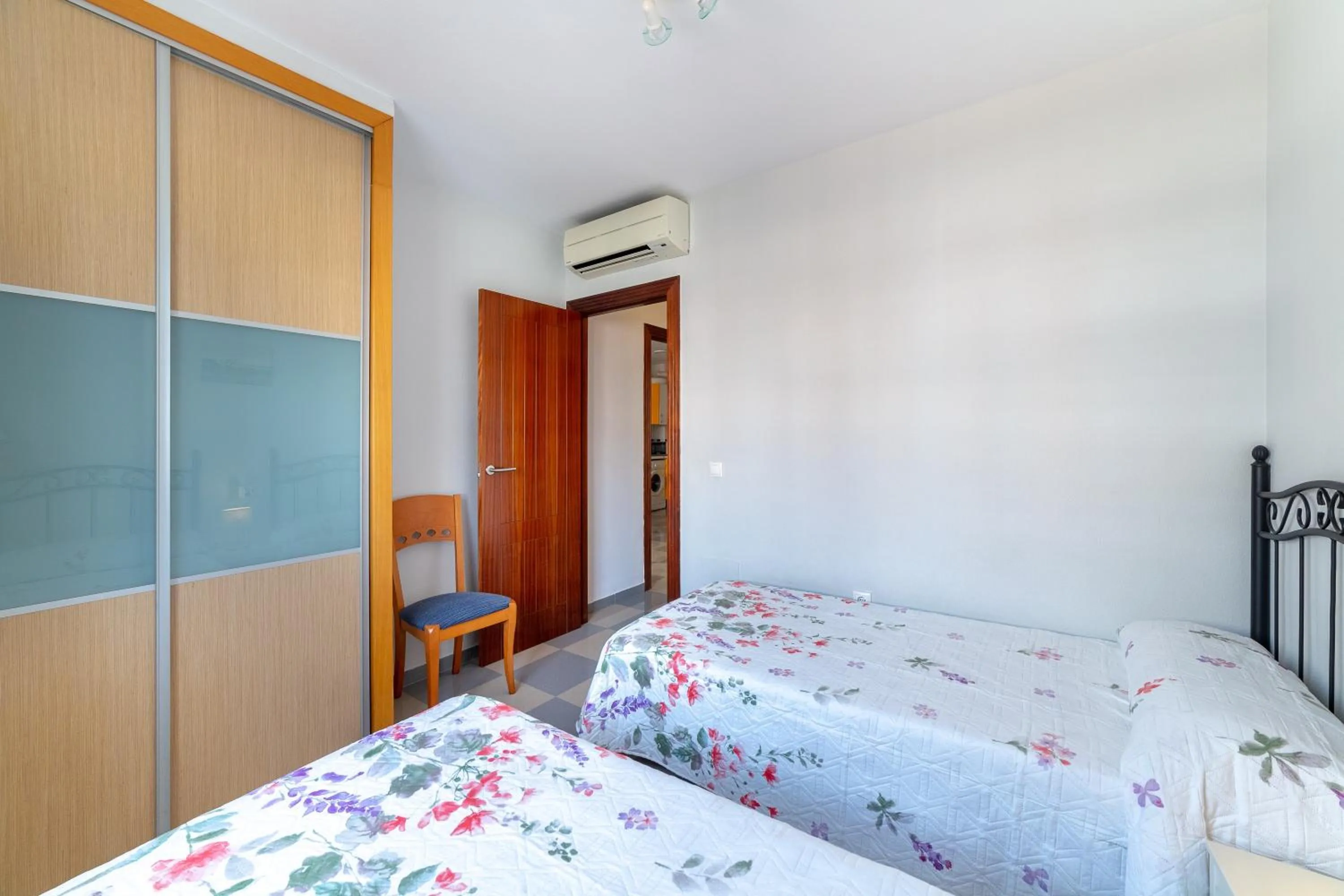 Property building, Bed in Apartamento Esbamar Vi