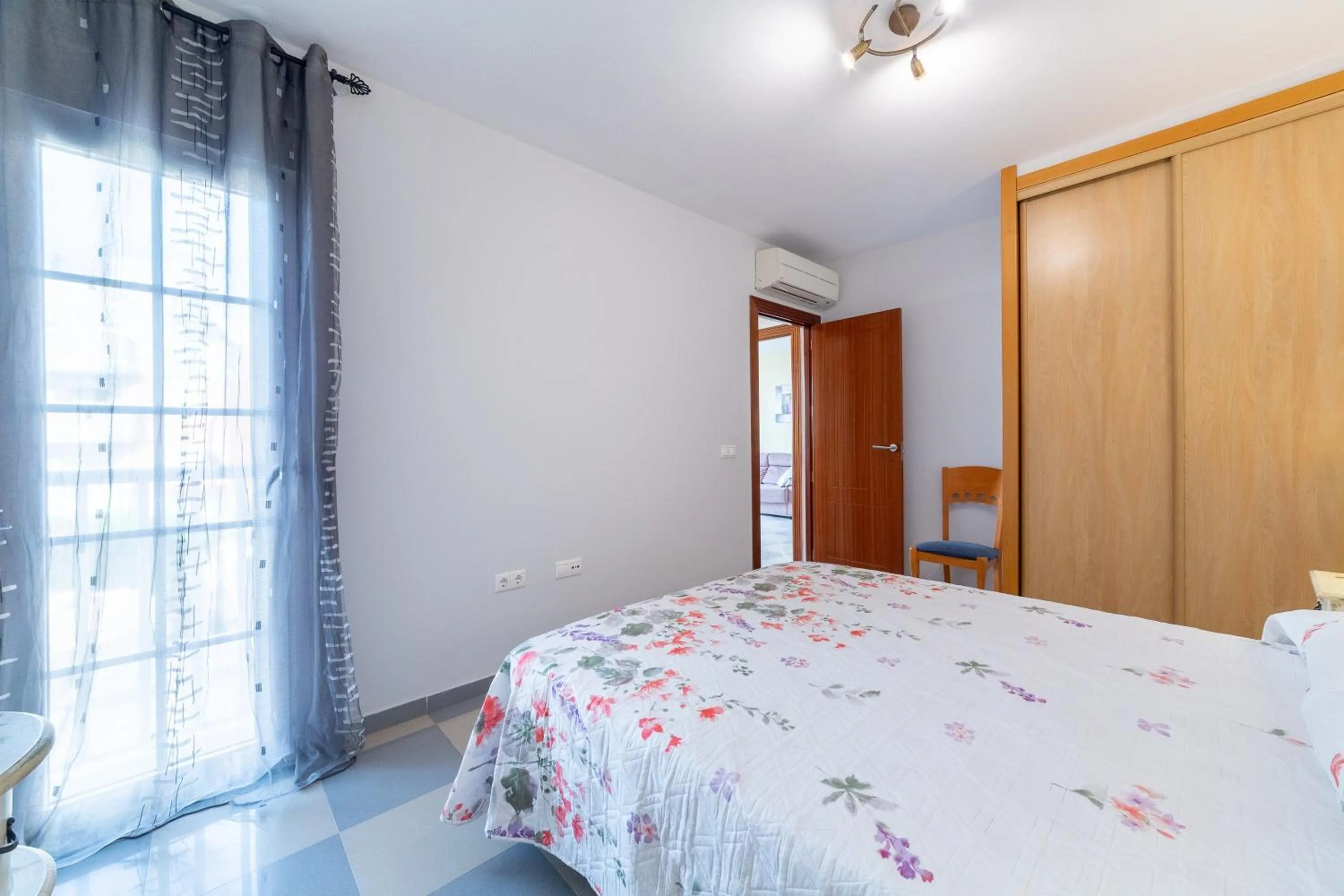Living room, Bed in Apartamento Esbamar Vi