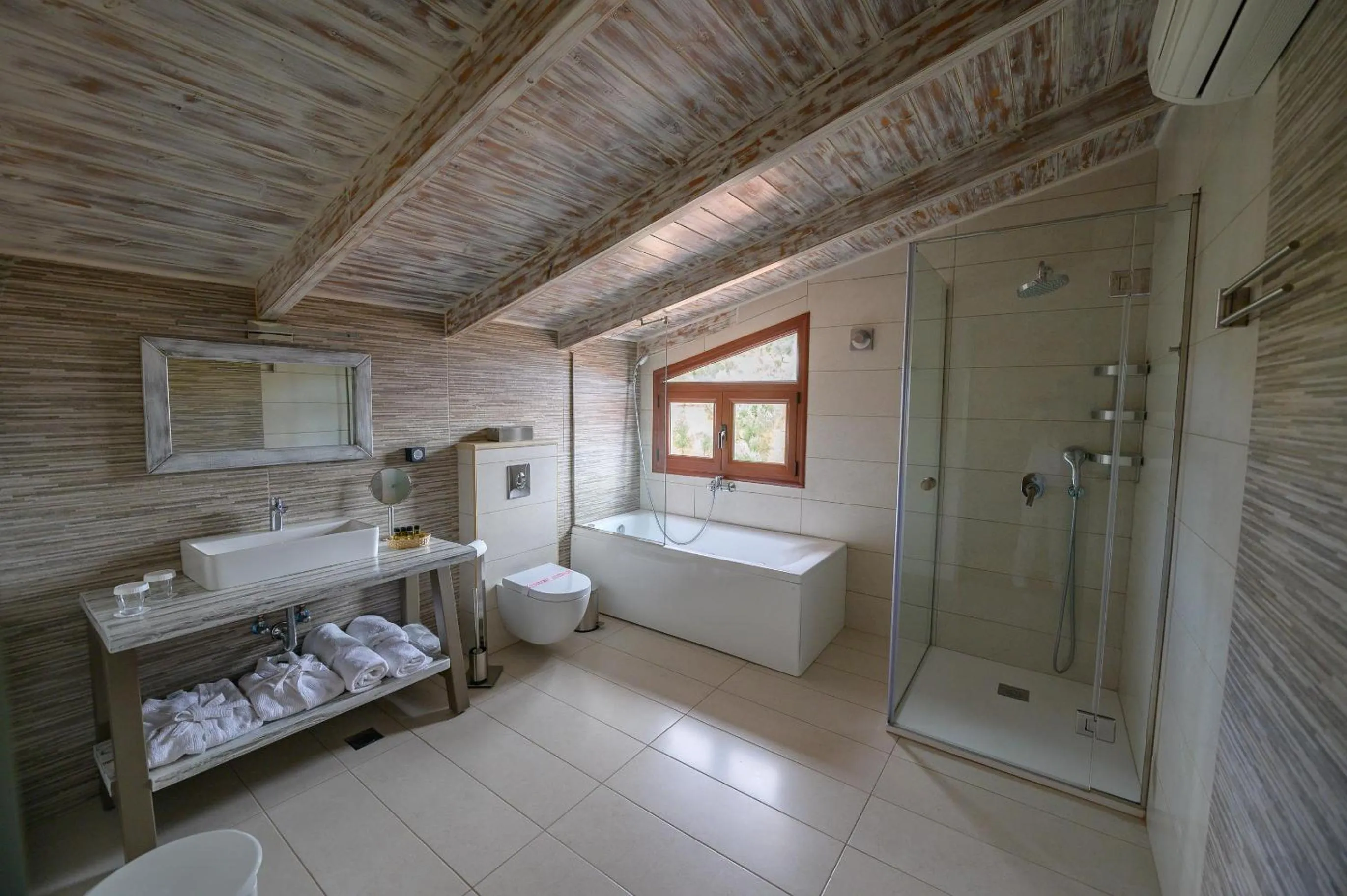 Shower, Bed in Hotel Europa Olympia