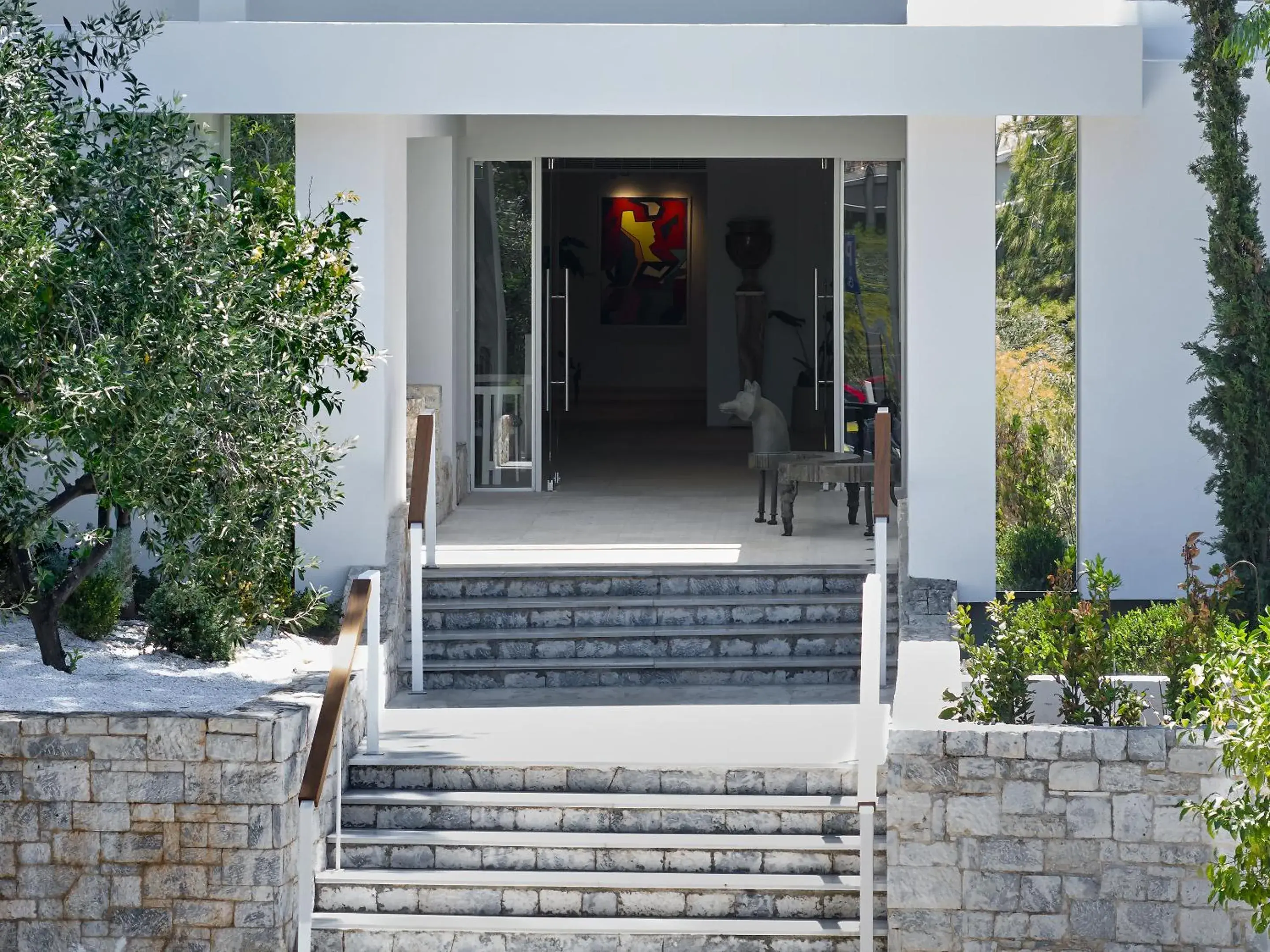 Property building in Vouliagmeni Suites Property building in Vouliagmeni Suites