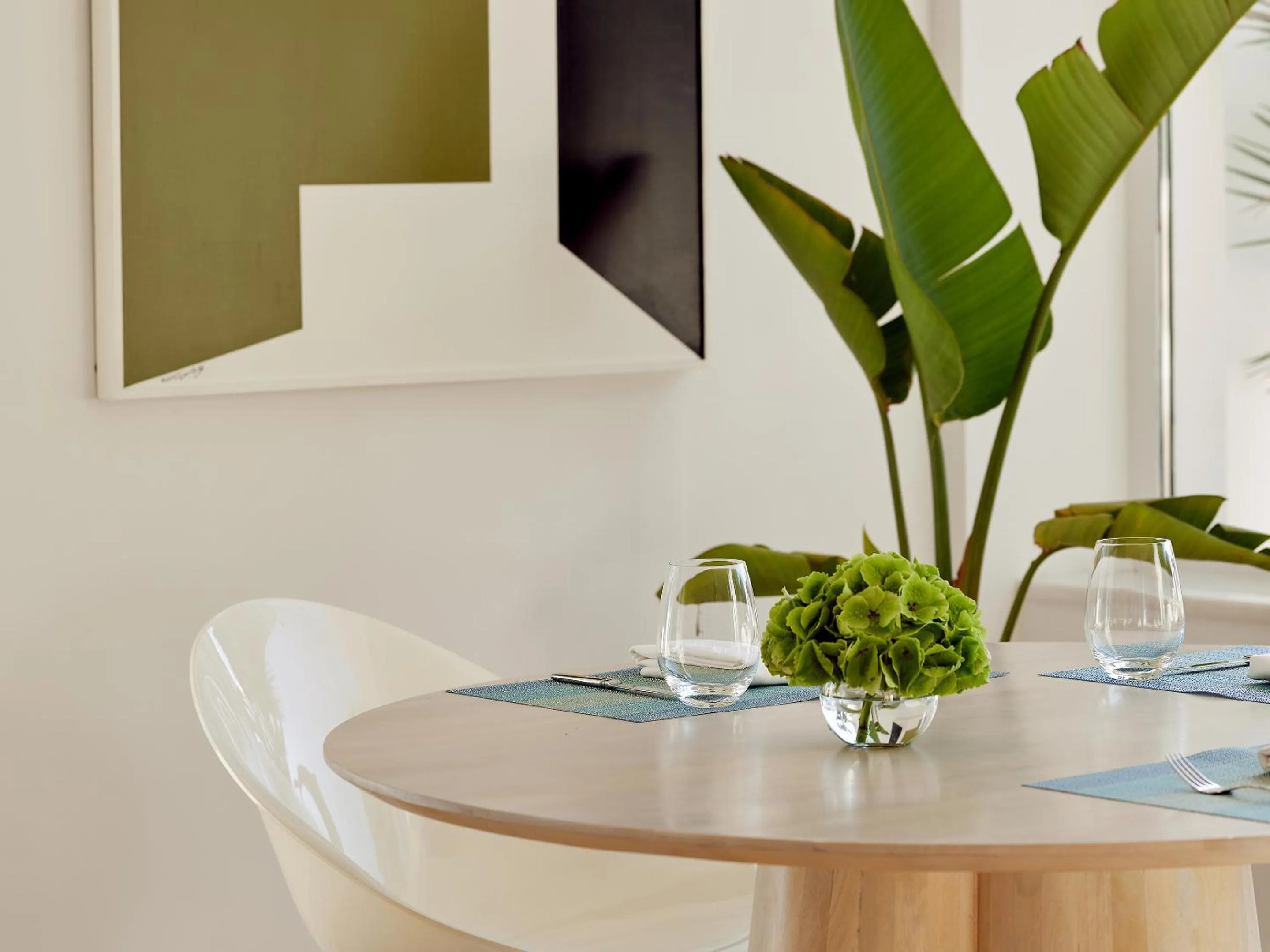 Restaurant/places to eat in Vouliagmeni Suites