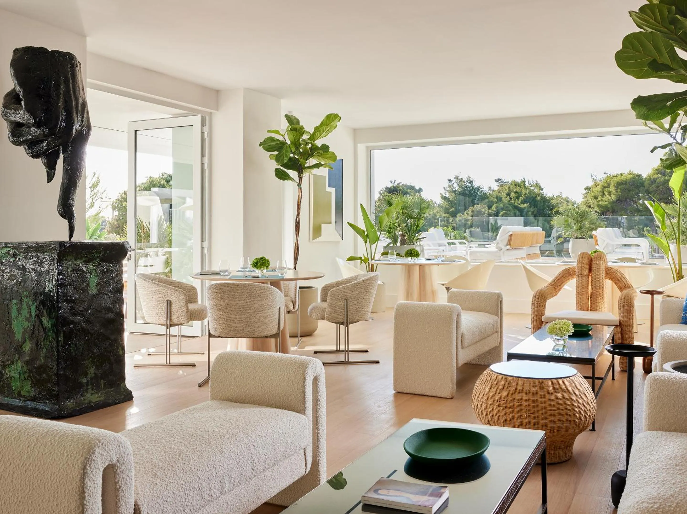 Restaurant/places to eat in Vouliagmeni Suites