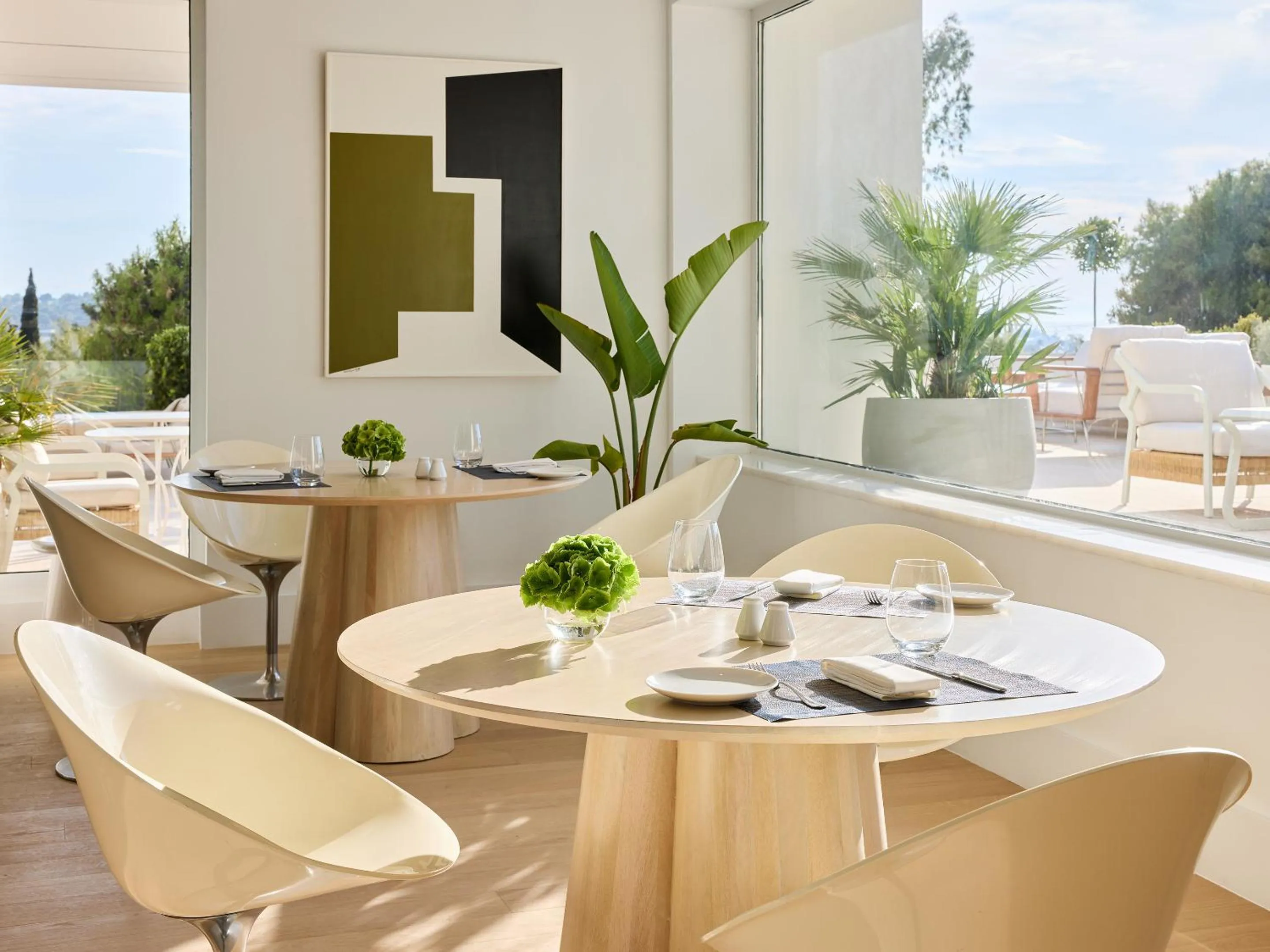 Restaurant/places to eat in Vouliagmeni Suites
