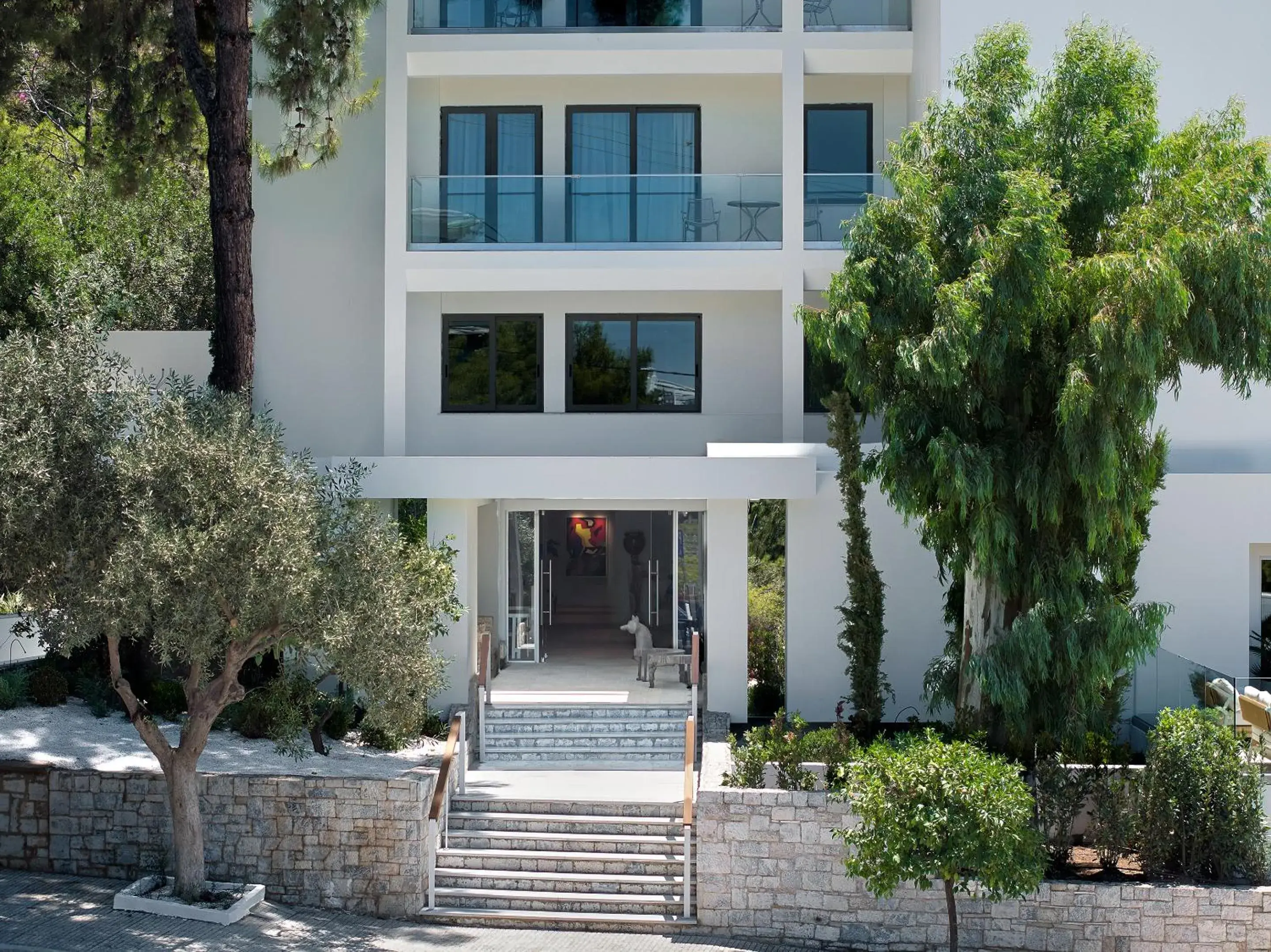 Property building in Vouliagmeni Suites Property building in Vouliagmeni Suites