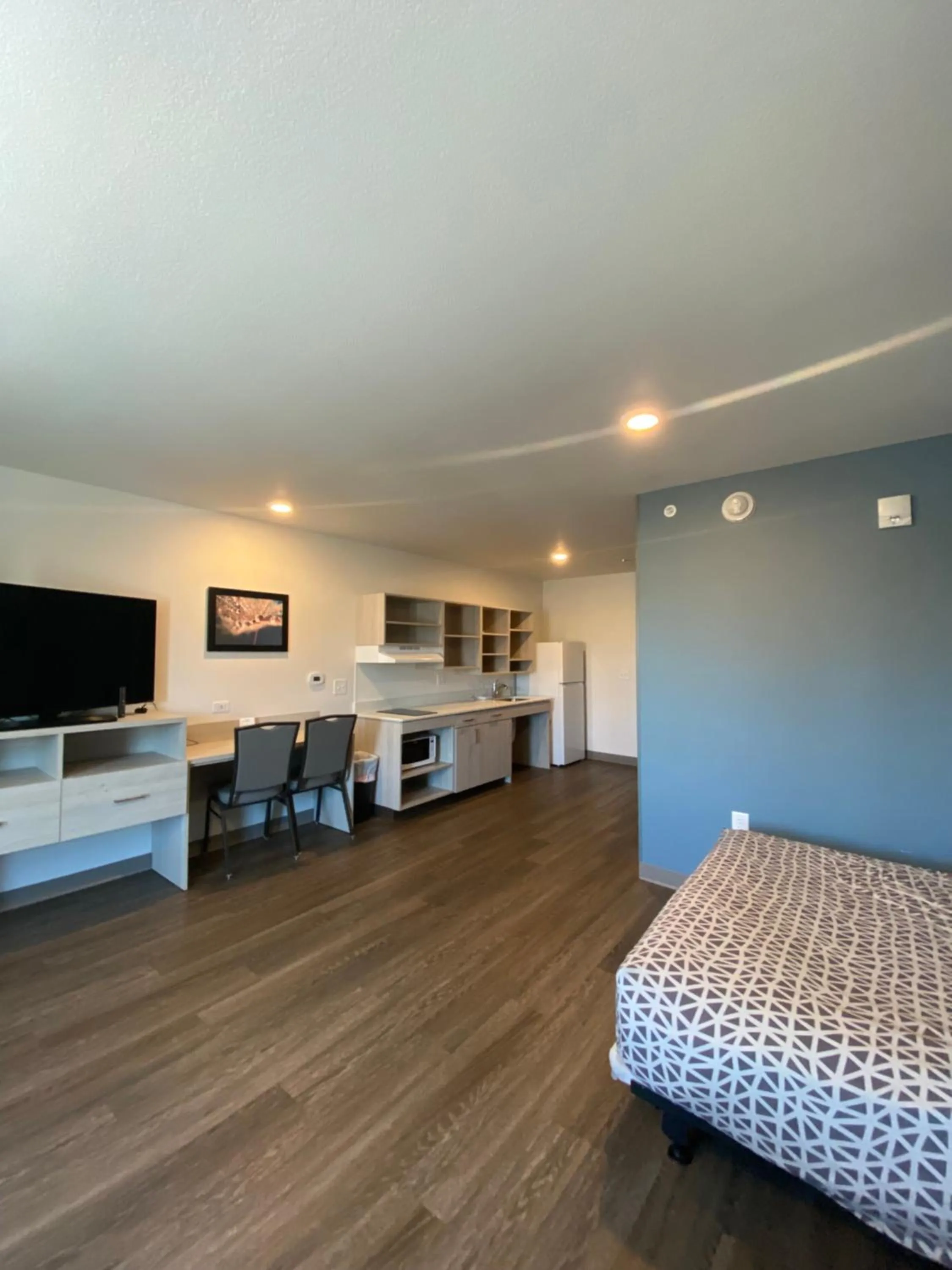 Bed in WoodSpring Suites Hermitage - Nashville Airport