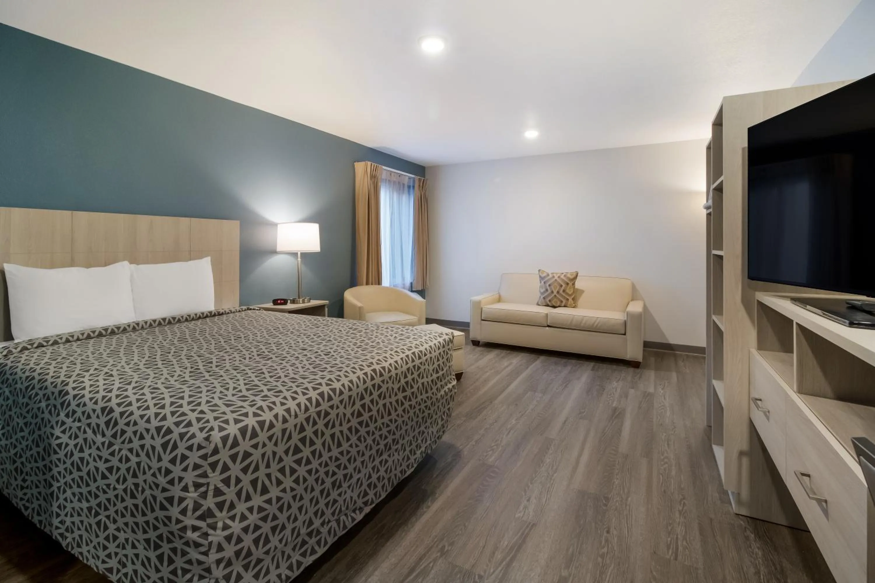 TV and multimedia, Bed in WoodSpring Suites Hermitage - Nashville Airport