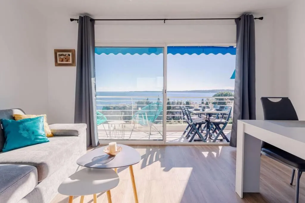 Apartment With Panoramic Sea View, Walk To The Beach - Maréchal Juin by Halldis