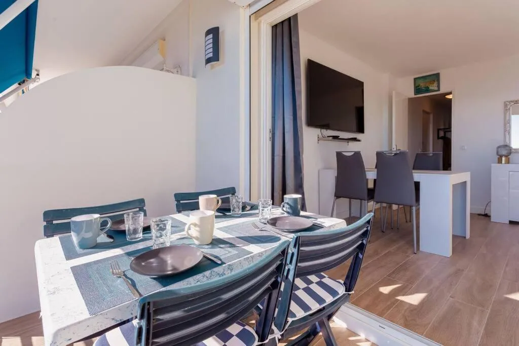 Dining area in Apartment With Panoramic Sea View, Walk To The Beach - Maréchal Juin by Halldis