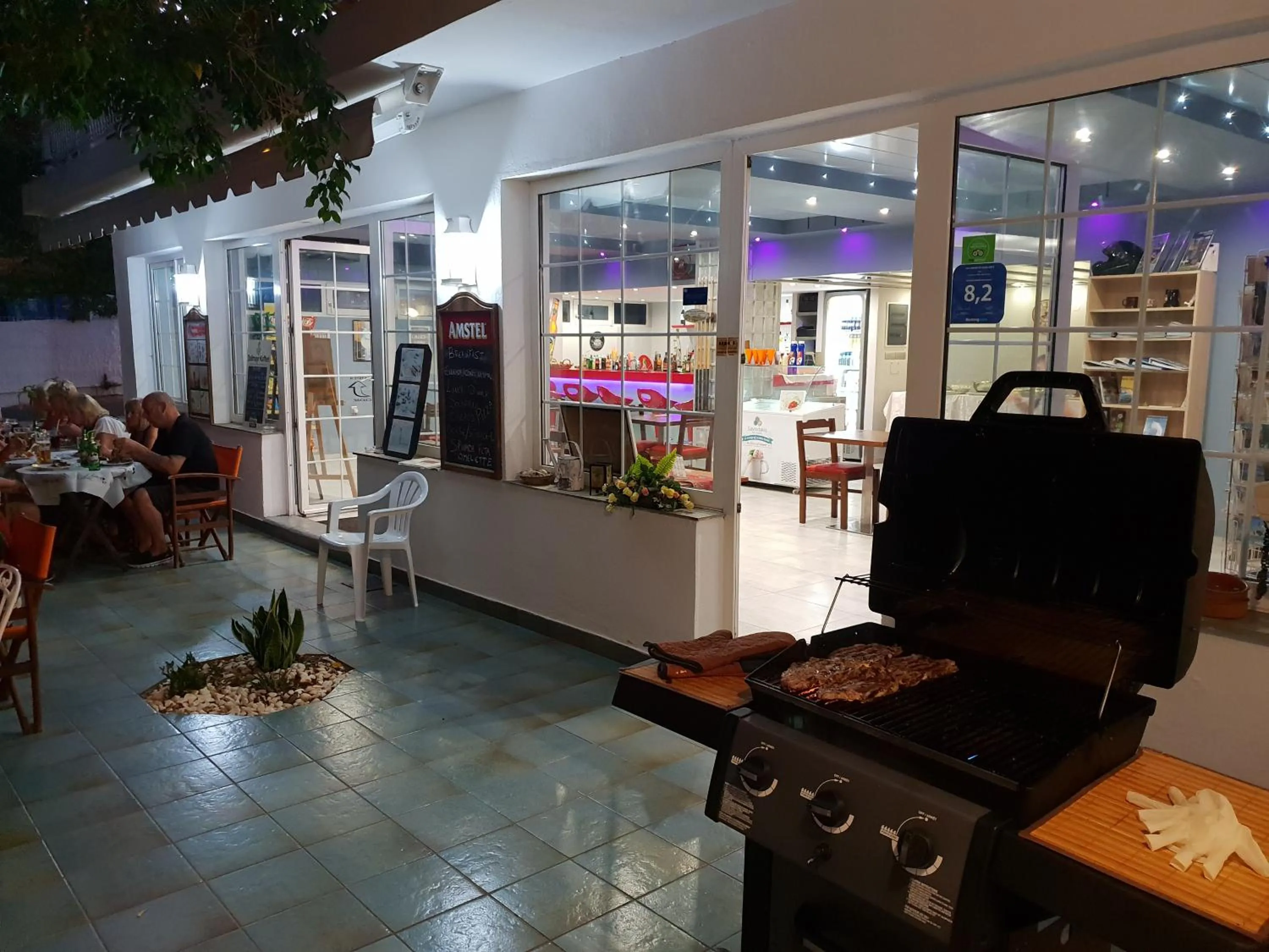 Communal lounge/ TV room in Amazones Villas Apartments