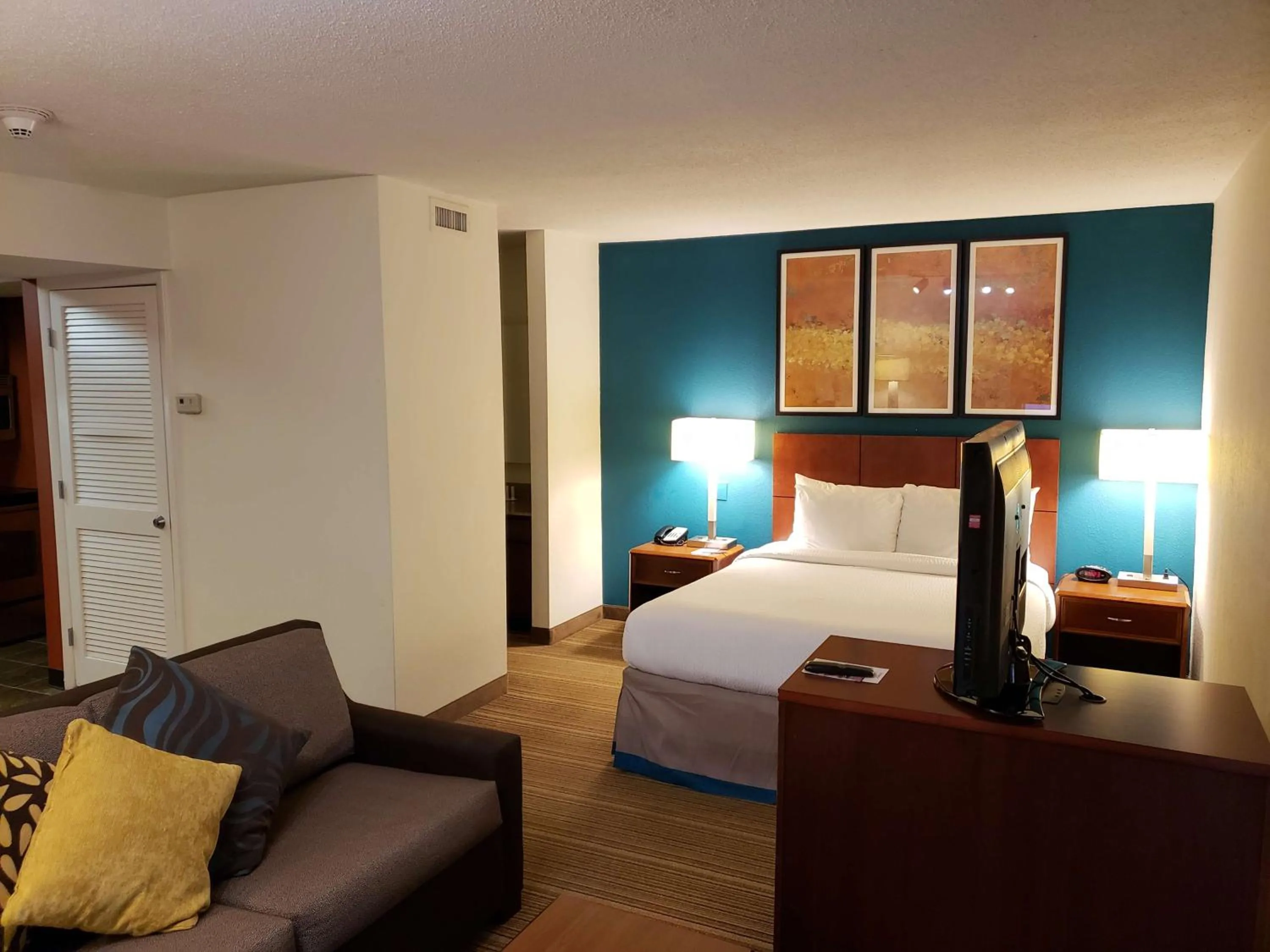 Bedroom, Bed in Tysons Corner Suites, A Baymont by Wyndham