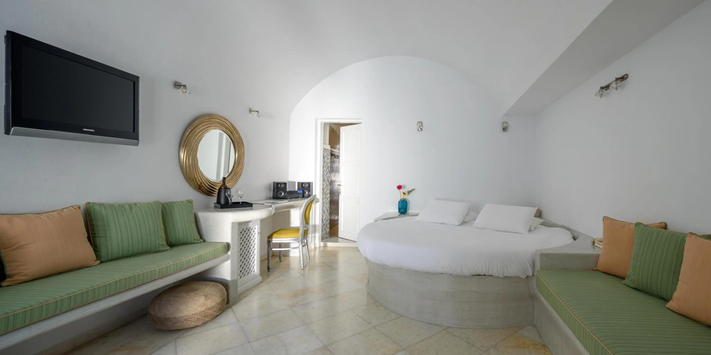 Photo of the whole room, Bed in Pegasus Suites & Spa