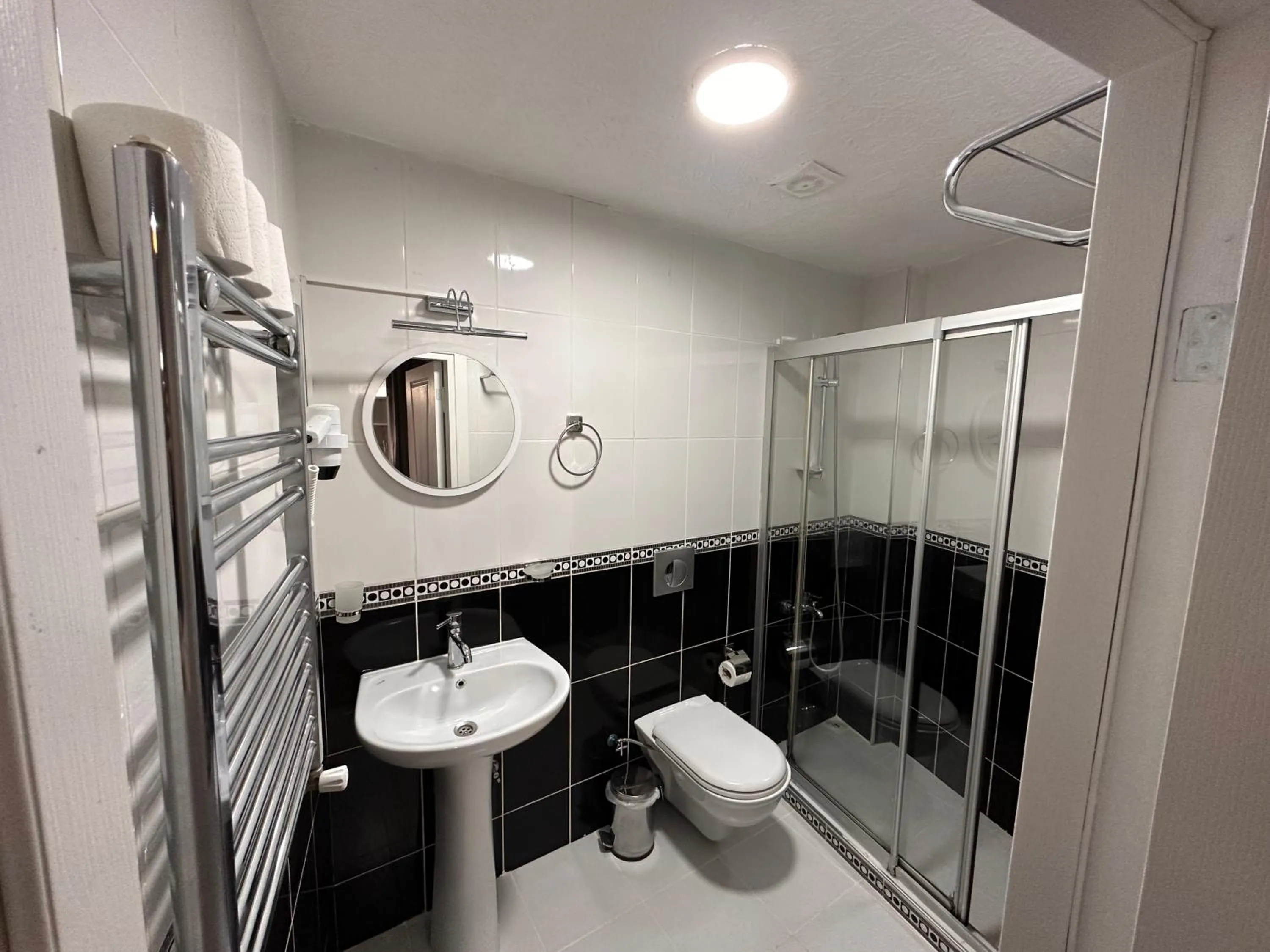 Shower in Asparagus HOTEL & SUITES OLD CITY